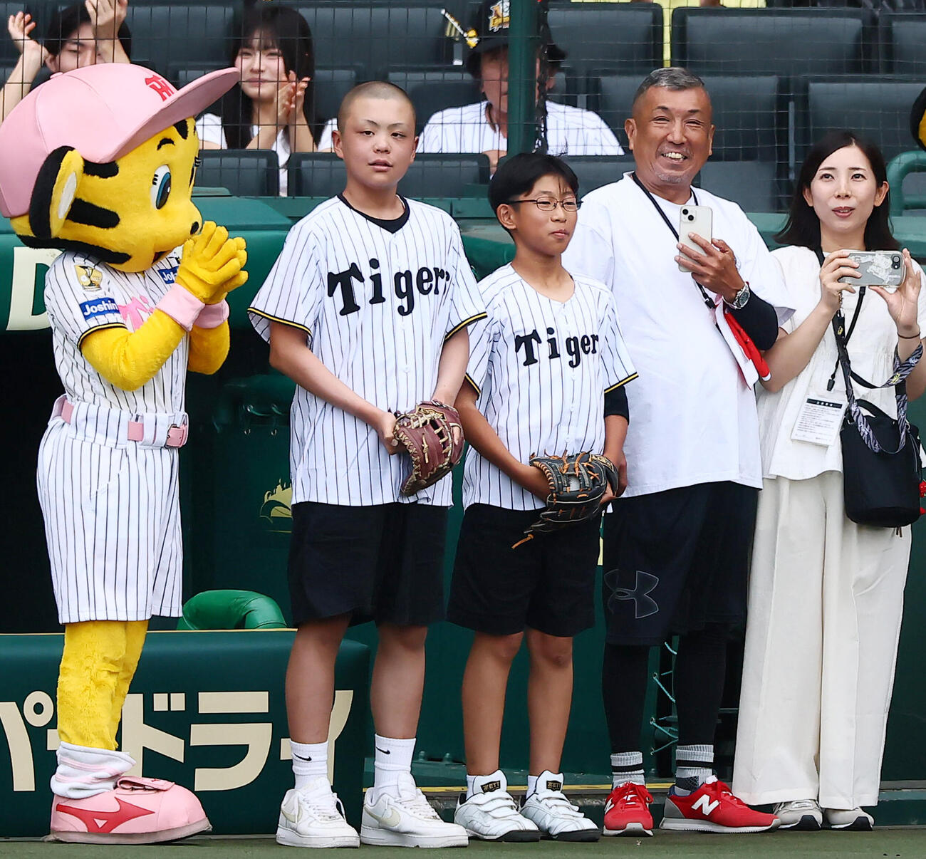 阪神対巨人　ファーストピッチを行う岡山君（中央）と左は捕手の徳寄将生君（撮影・加藤哉）