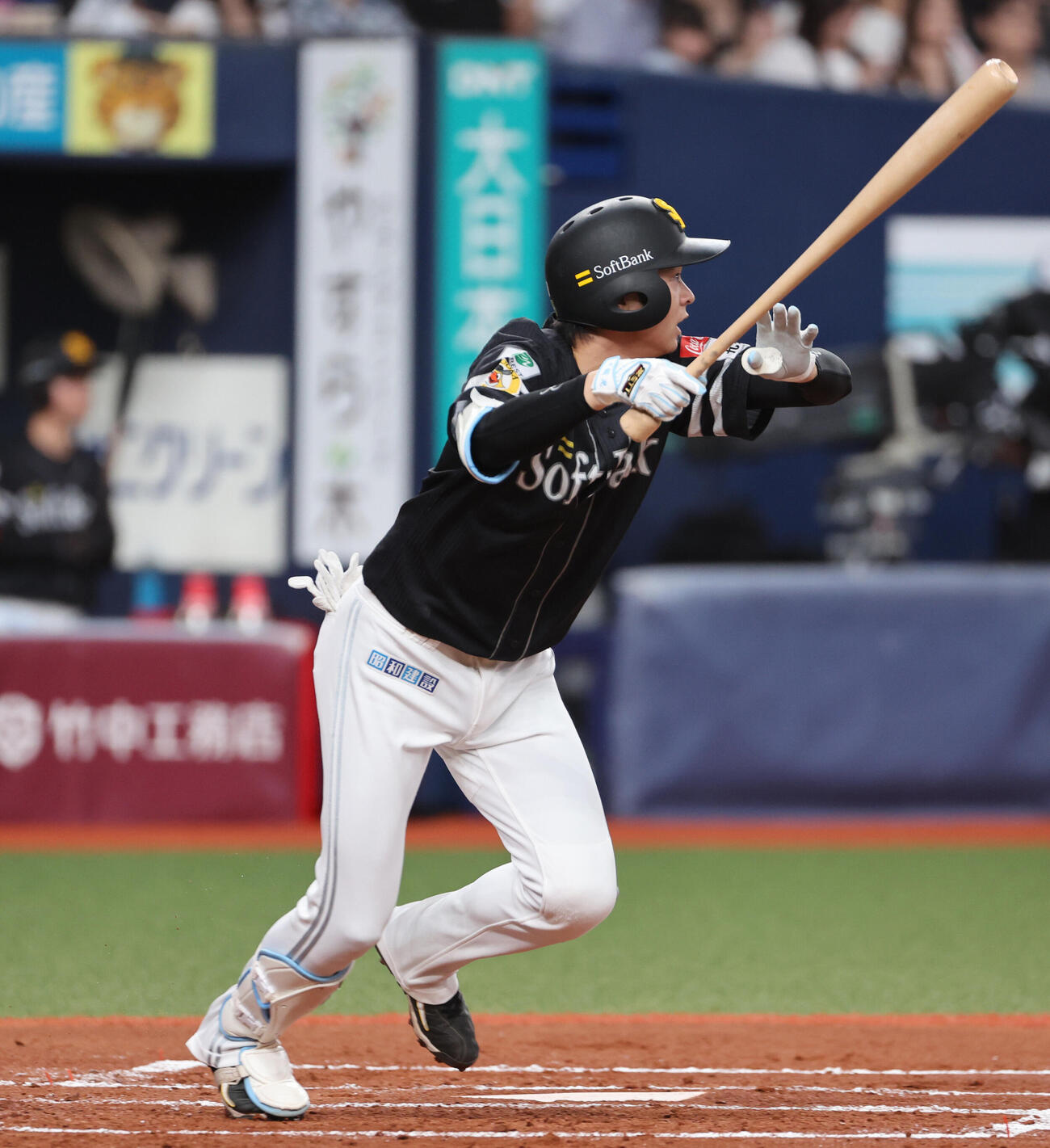 オリックス対ソフトバンク　2回表ソフトバンク2死、川瀬晃は左中間に二塁打放つ（撮影・西尾就之）