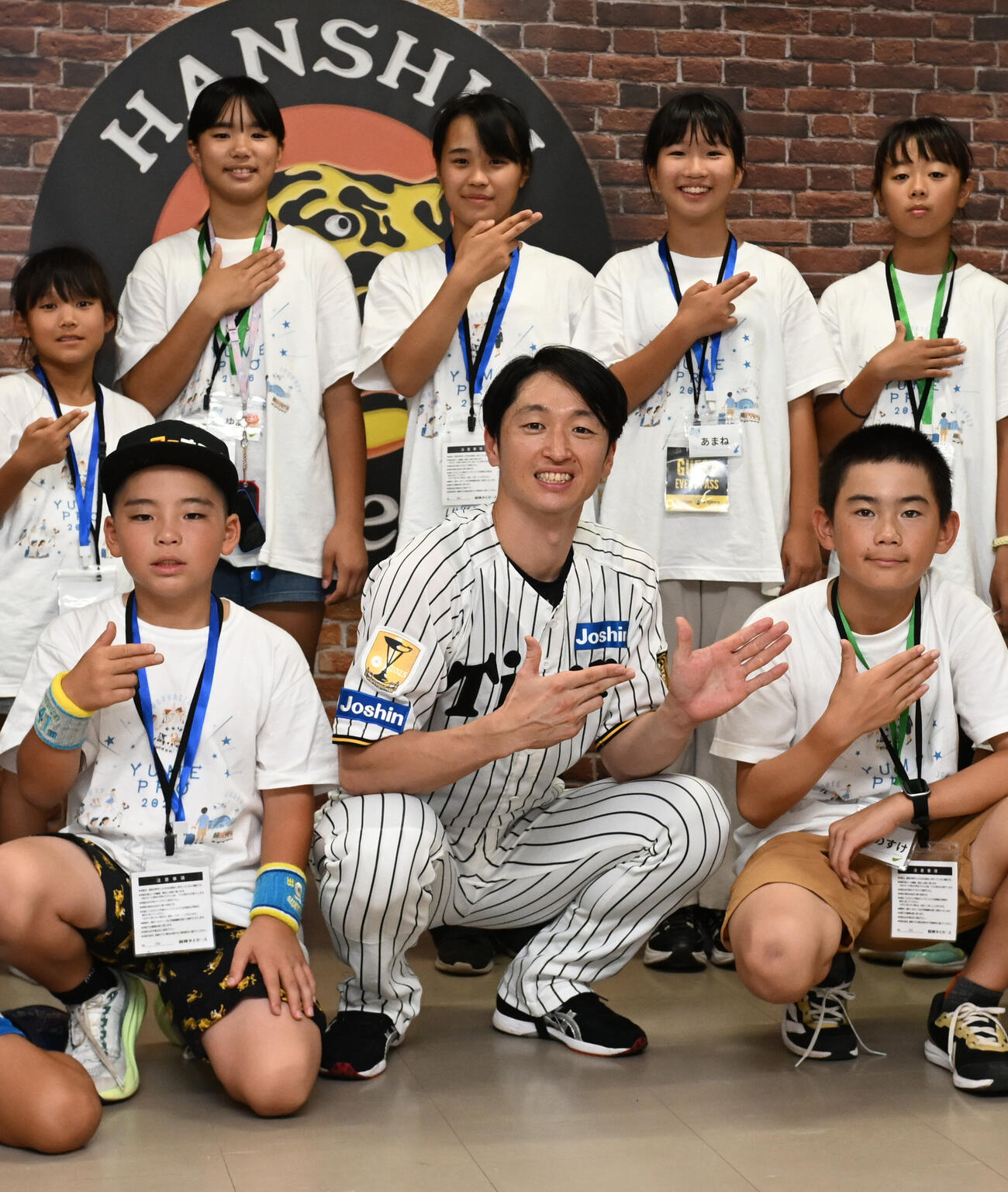「子ども夢応援プロジェクト」で甲子園を訪れた子どもたちと記念する阪神近本光司（撮影・和賀正仁）