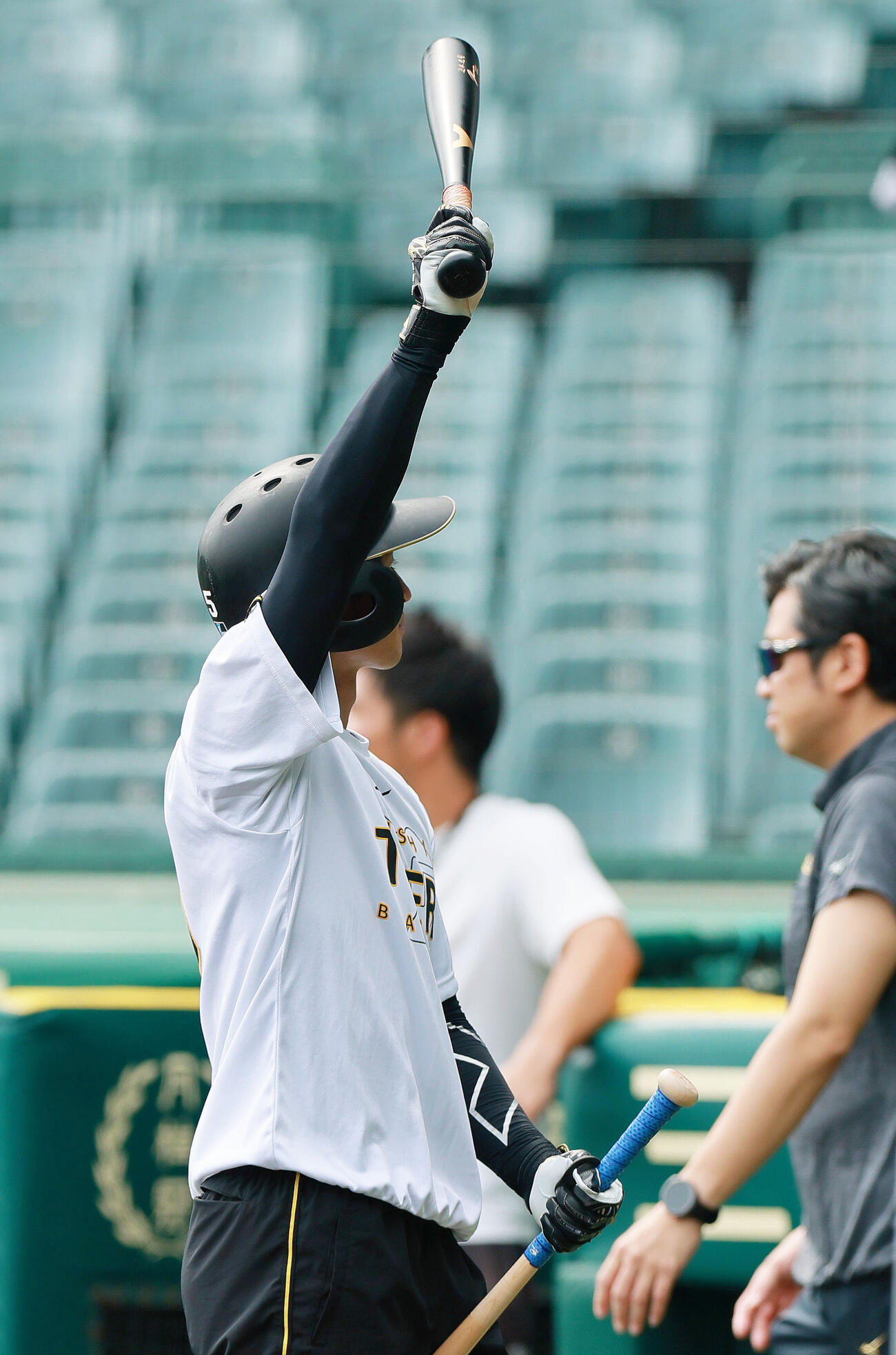 阪神対巨人　離島の子どもたちに手を振る阪神近本光司（撮影・上山淳一）