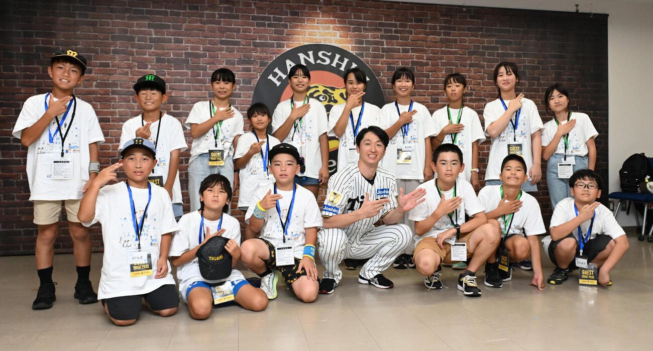 「子ども夢応援プロジェクト」で甲子園を訪れた子どもたちと記念撮影する阪神近本光司（撮影・和賀正仁）