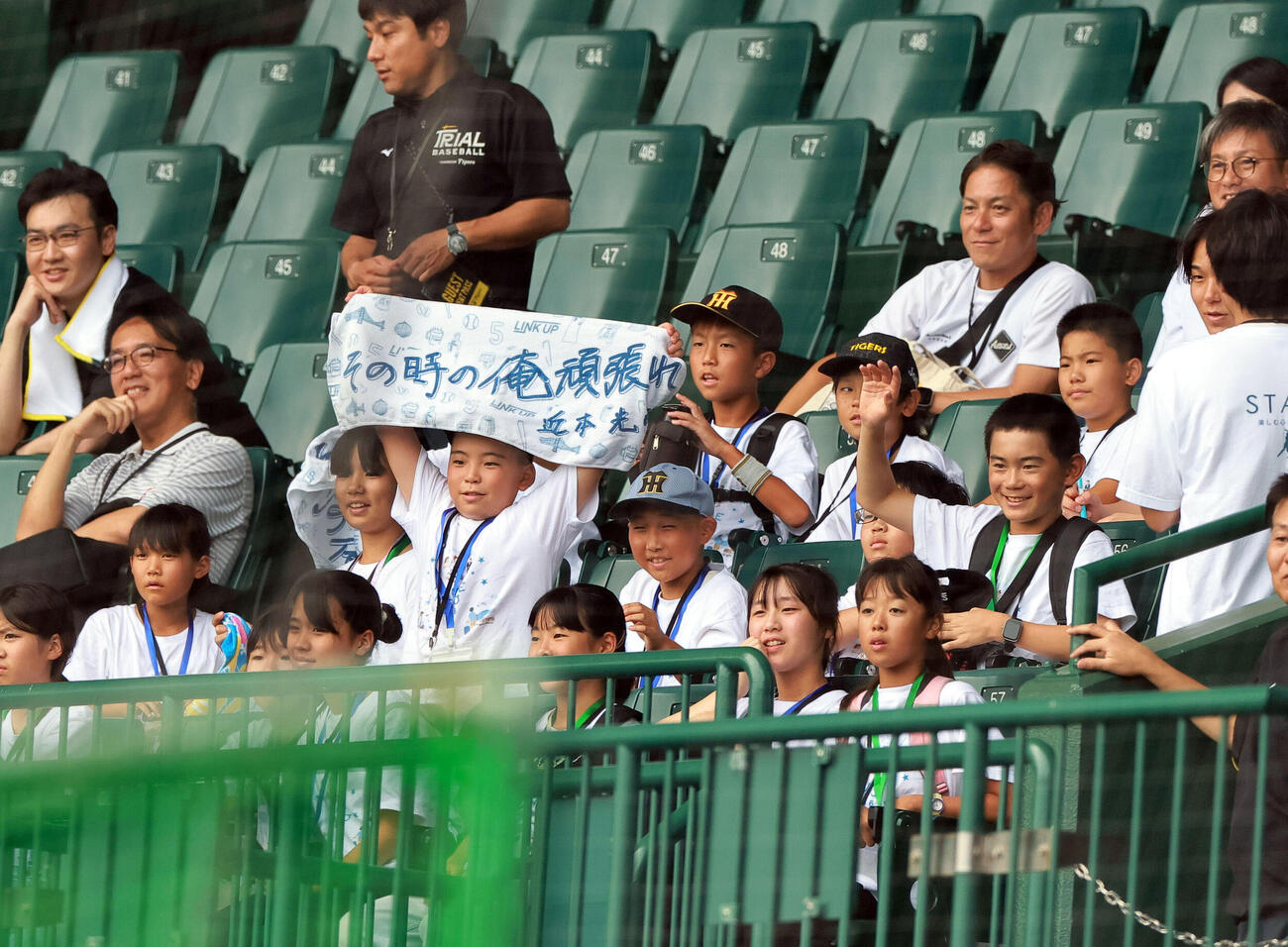 阪神対巨人　阪神近本光司の呼びかけに笑顔を見せる離島の子どもたち（撮影・上山淳一）