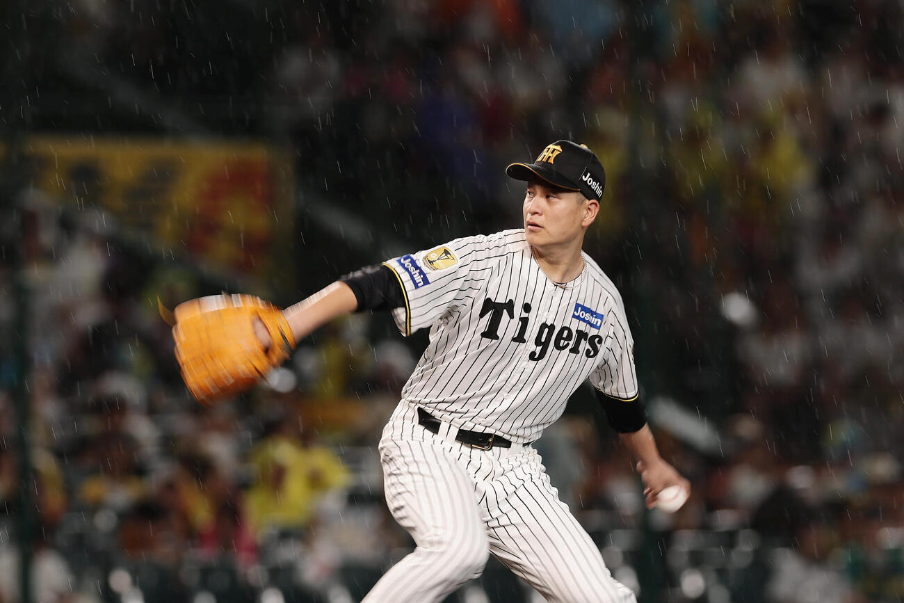 阪神対巨人　4回表、雨の中で力投する阪神先発の大竹耕太郎（撮影・前田充）