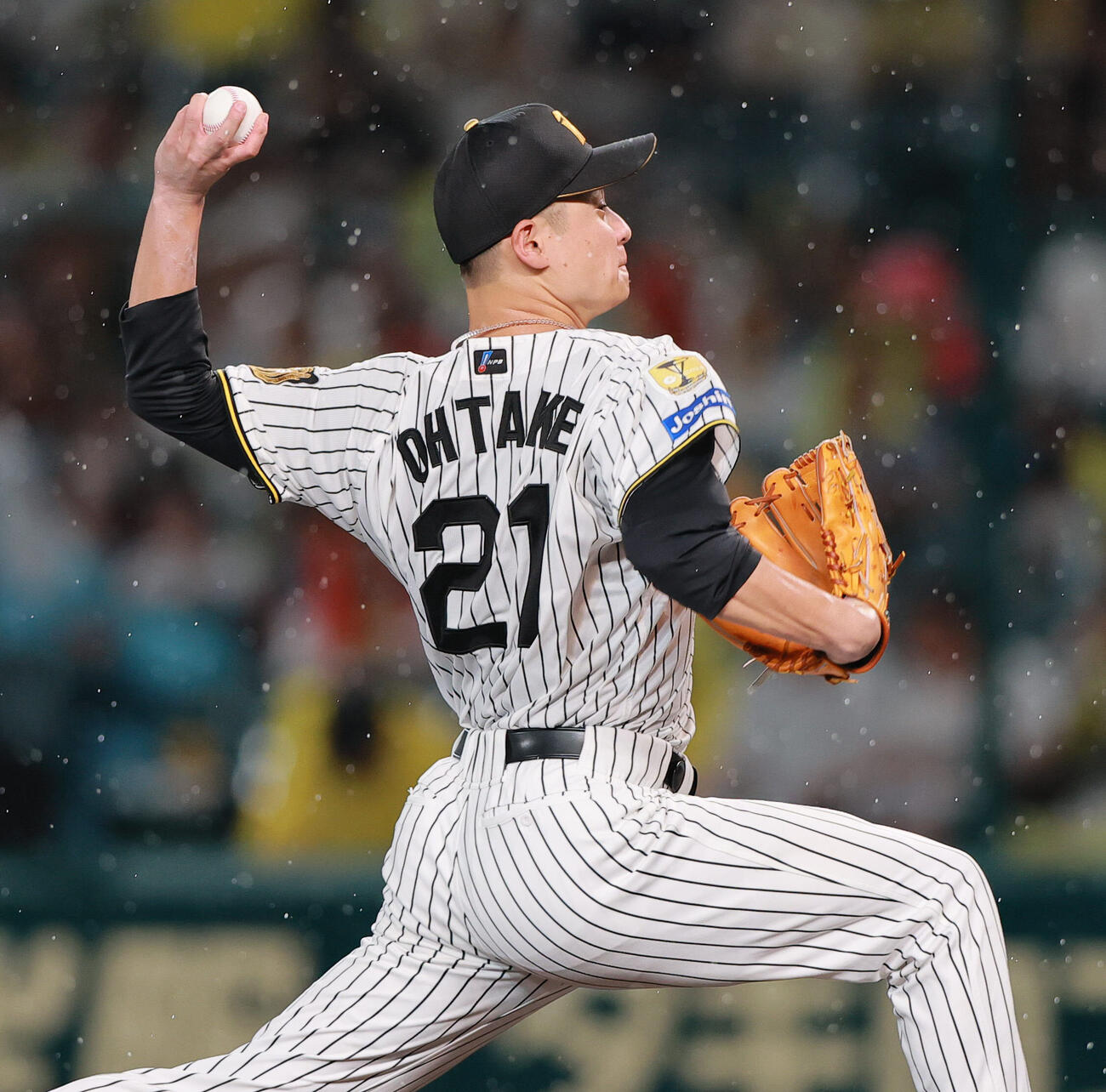 阪神対巨人　4回表、雨の中で力投する大竹耕太郎（撮影・上山淳一）