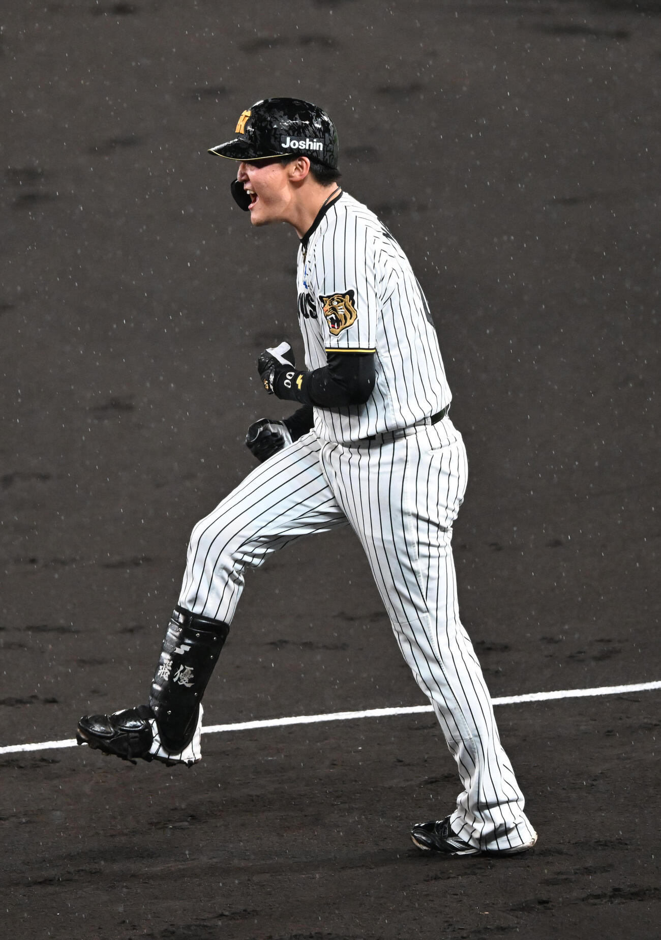 阪神対巨人　4回裏阪神2死一、三塁、元山飛優は二塁へ適時内野安打を放ちガッツポーズ（撮影・和賀正仁）