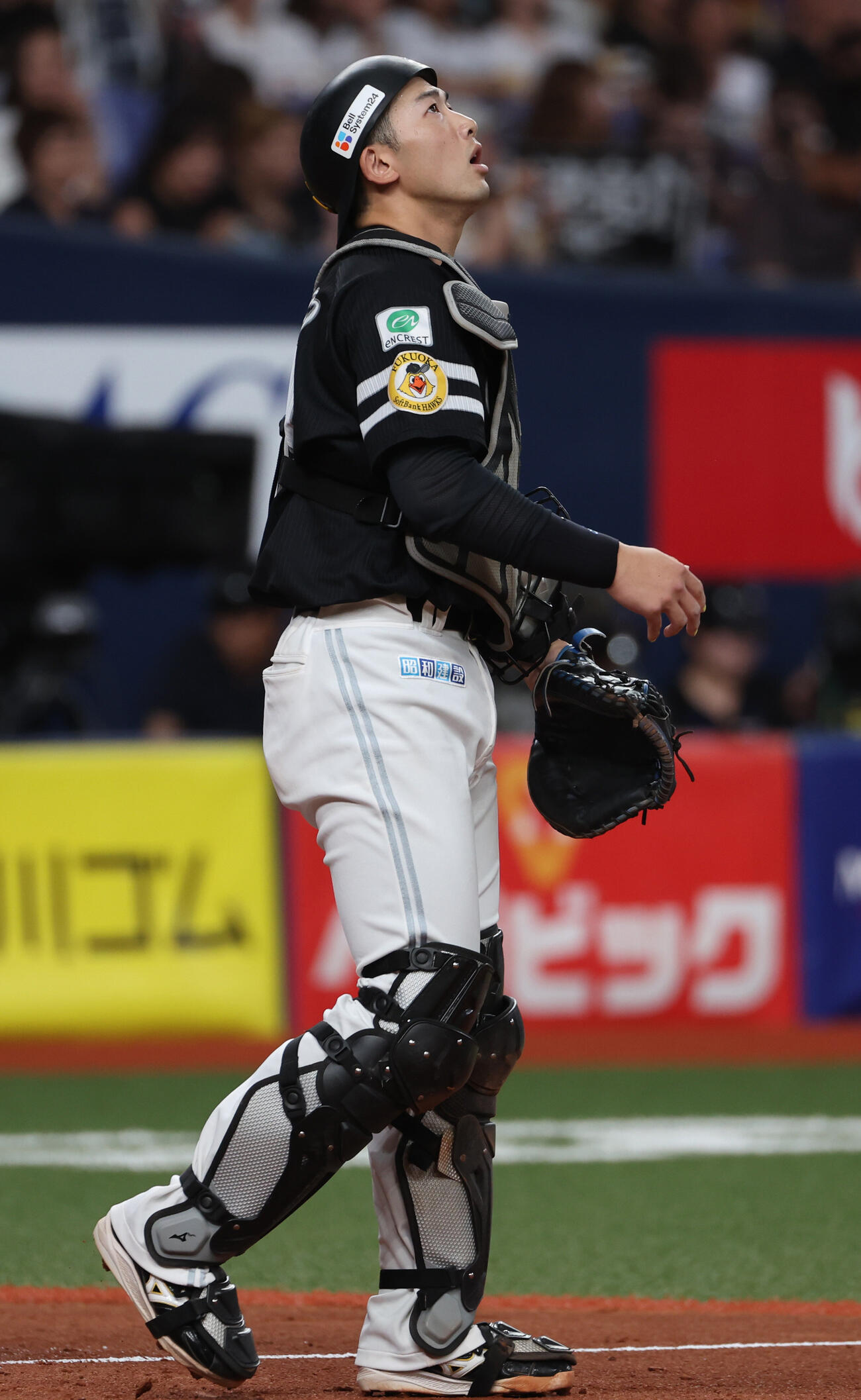オリックス対ソフトバンク　3回裏オリックス無死一塁、山本祐大捕手は西川龍馬の打球を処理したが一塁へ悪送球し天を仰ぐ（撮影・西尾就之）