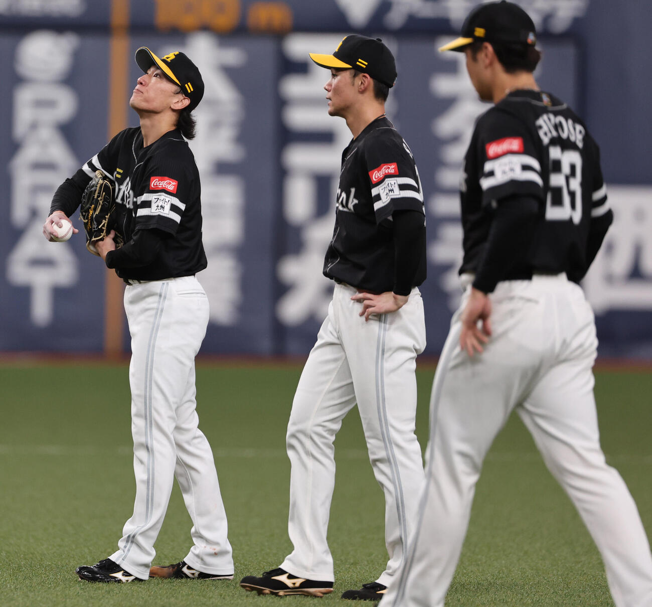 オリックス対ソフトバンク　3回裏にソフトバンク先発の大津亮介は味方の守備の乱れで先制を許しスコアボードを見上げる（撮影・西尾就之）