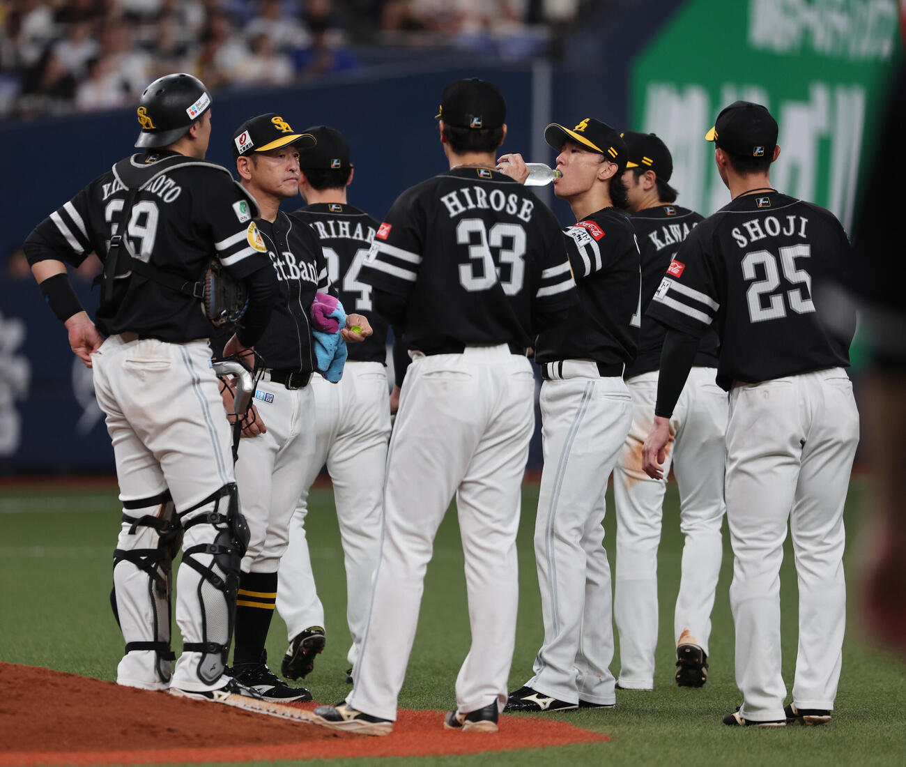 オリックス対ソフトバンク　3回裏にソフトバンク先発の大津亮介は味方の守備の乱れで先制を許し給水する（撮影・西尾就之）