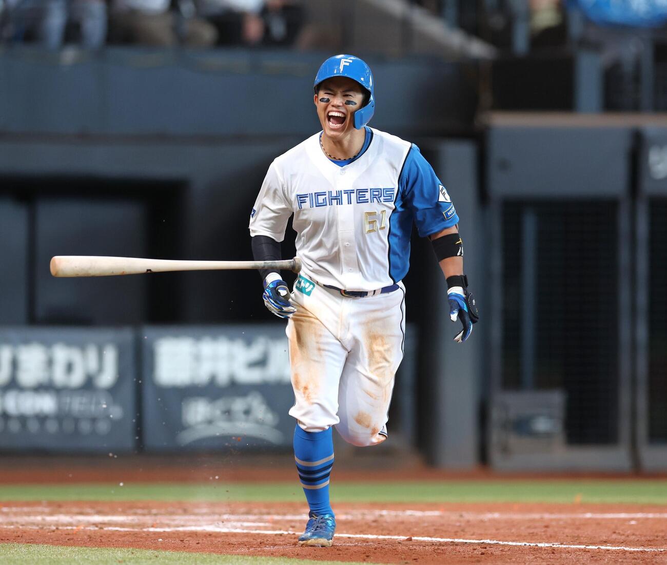日本ハム対ロッテ　5回裏日本ハム1死二、三塁、3点本塁打を放ち叫びながら一塁に向かう今川優馬（撮影・黒川智章）