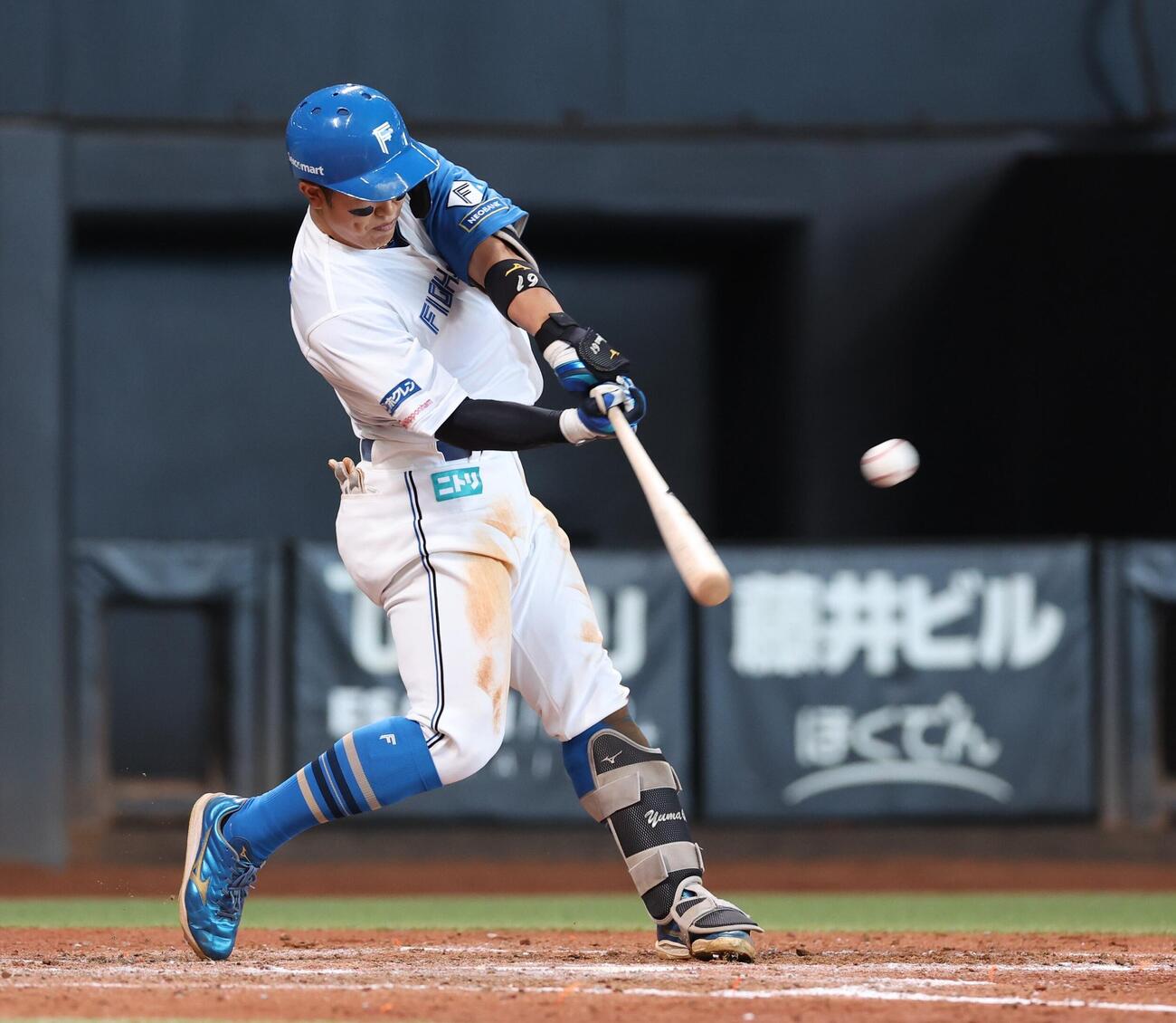 日本ハム対ロッテ　5回裏日本ハム1死二、三塁、3点本塁打を放つ今川優馬（撮影・黒川智章）