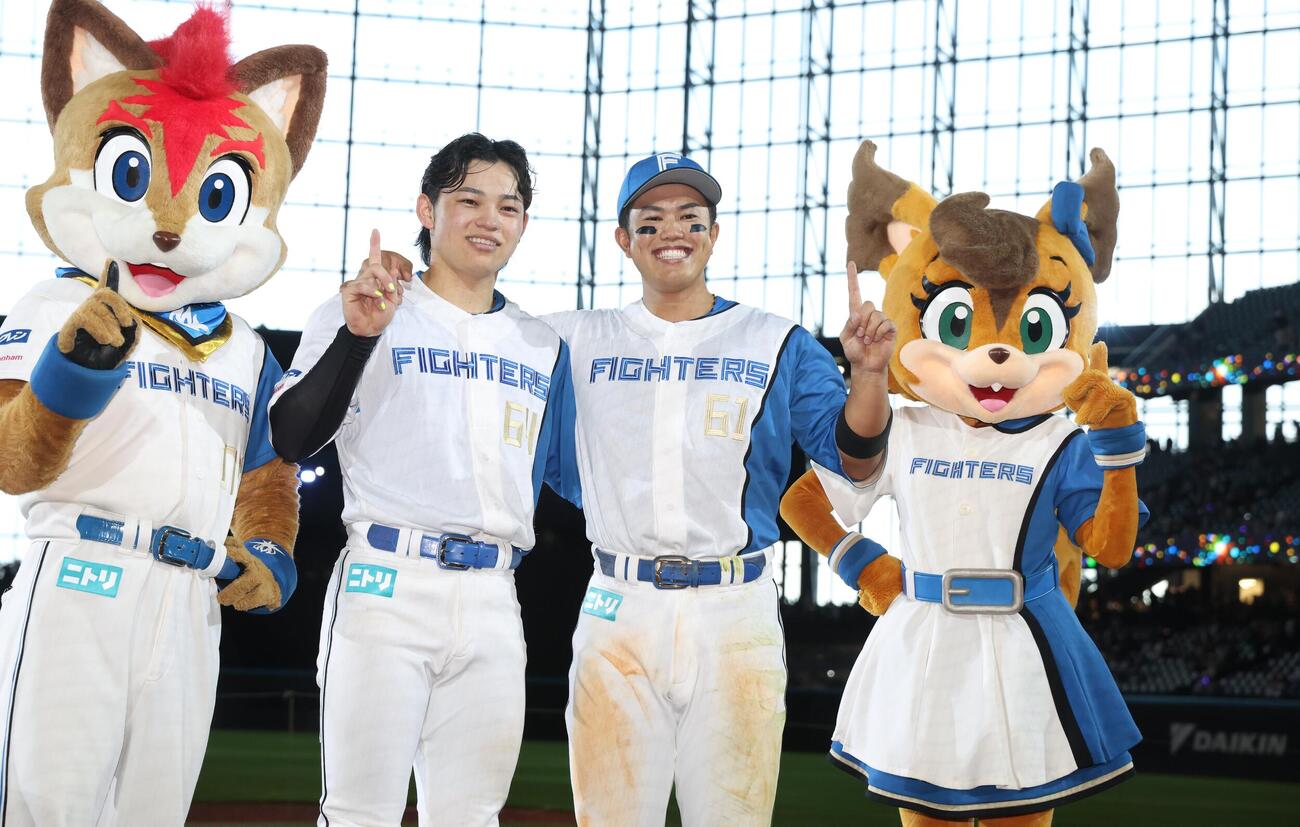 日本ハム対ロッテ　試合後、笑顔の田宮裕涼（左）と今川優馬（撮影・黒川智章）