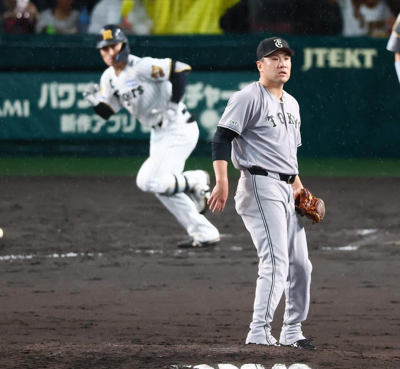 阪神対巨人　4回裏阪神2死一、二塁、田中将大は坂本誠志郎に左前適時打を打たれ失点する（撮影・加藤哉）