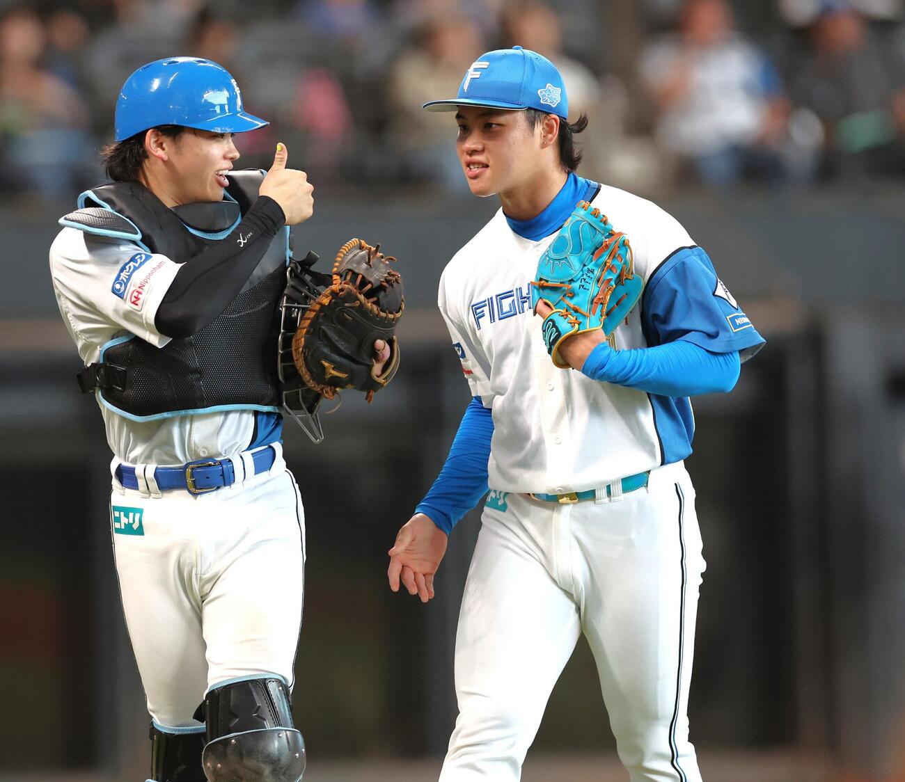 日本ハム対ロッテ　6回、無失点に抑えた孫易磊（右）を祝福する捕手田宮裕涼（撮影・黒川智章）