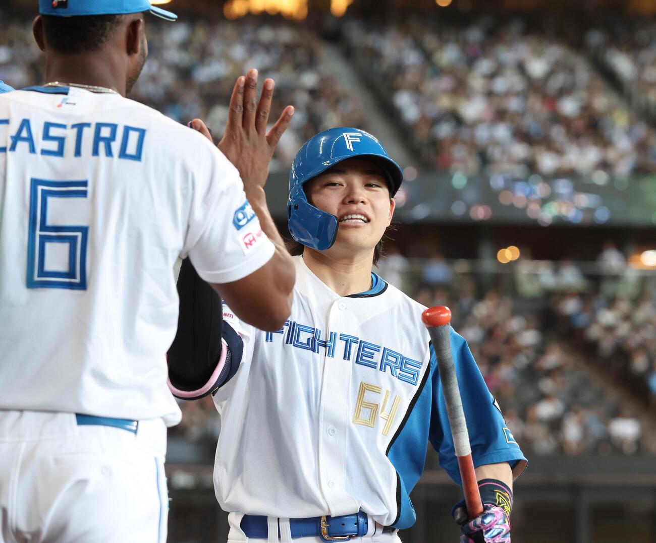 日本ハム対ロッテ　3回裏、本塁打を放ちナインに出迎えられる田宮裕涼（撮影・黒川智章）