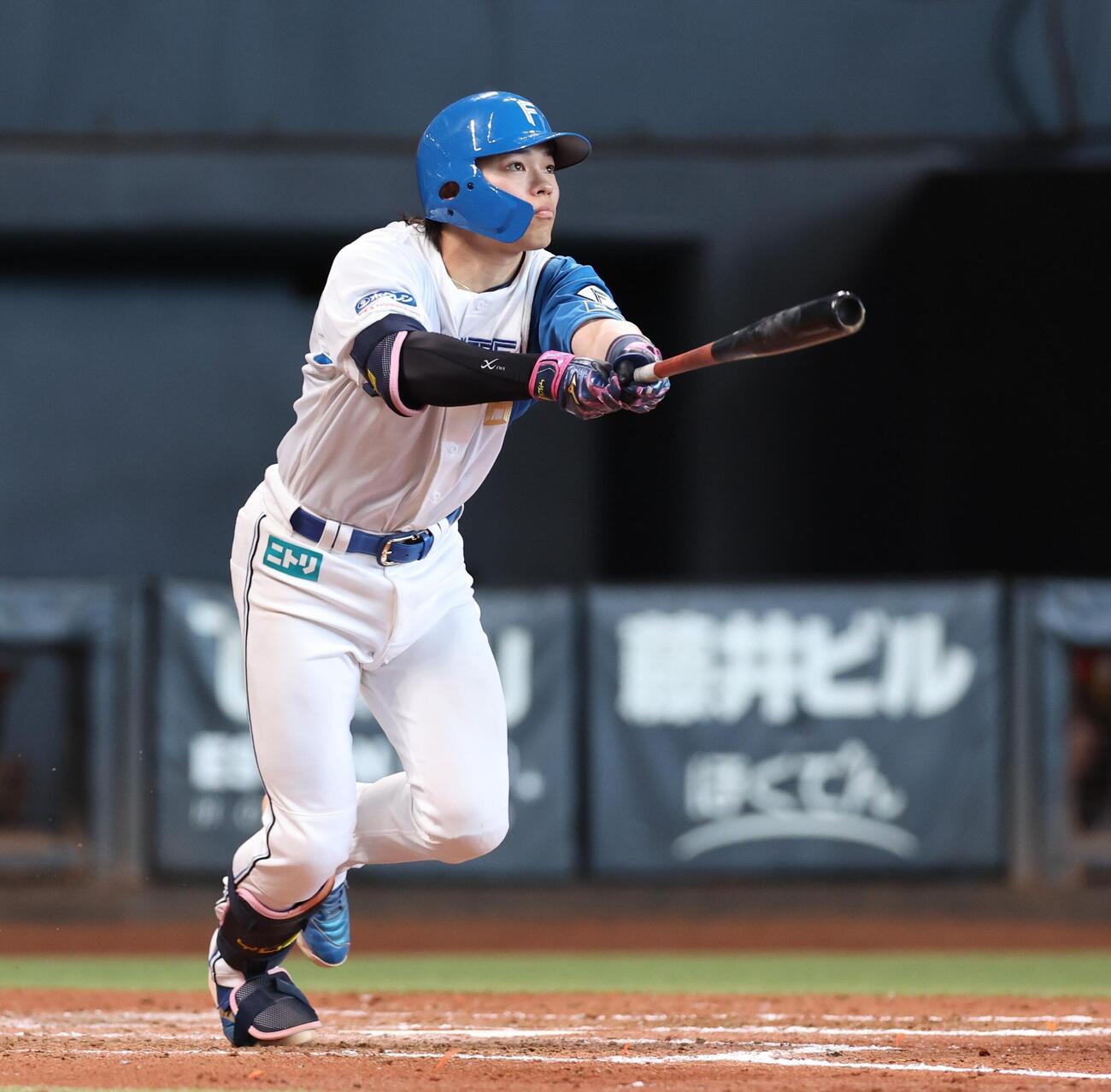 日本ハム対ロッテ　4回裏日本ハム1死二、三塁、2点適時三塁打を放つ田宮裕涼（撮影・黒川智章）