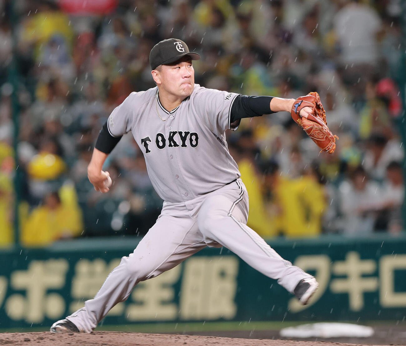 阪神対巨人　3回裏、雨の中で力投する田中将大（撮影・上山淳一）