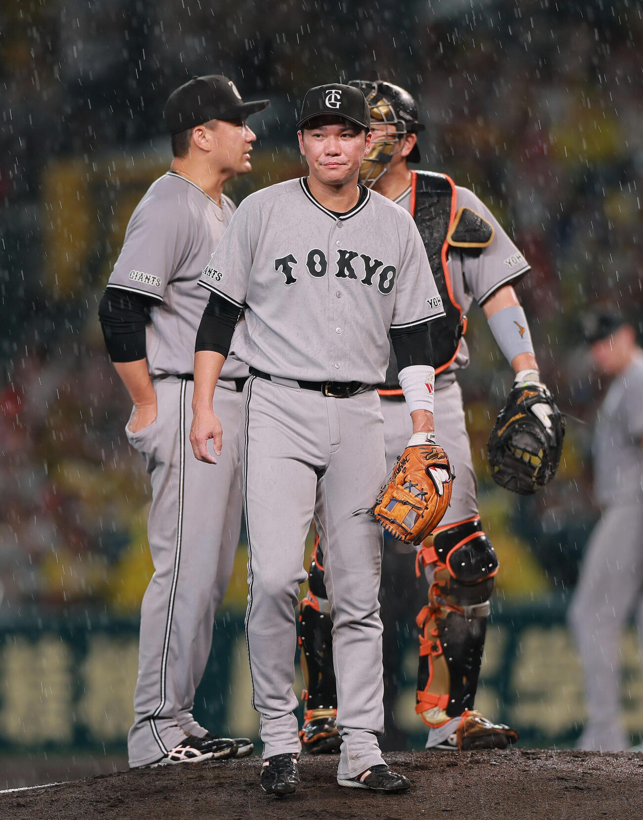 阪神対巨人　4回裏阪神2死一、二塁、坂本誠志郎に適時打を浴びた田中将大（左）を励まし守備位置に戻る坂本勇人（手前）（撮影・上山淳一）
