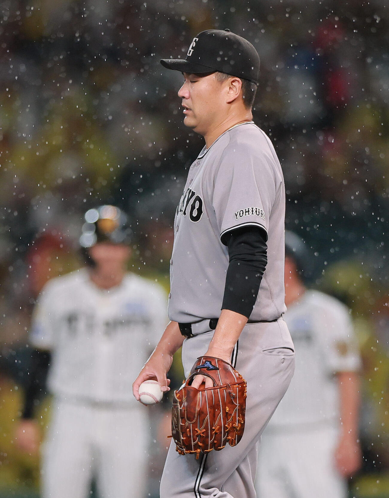 阪神対巨人　4回裏阪神2死一、三塁、元山飛優に適時打を浴び落胆する田中将大（撮影・上山淳一）