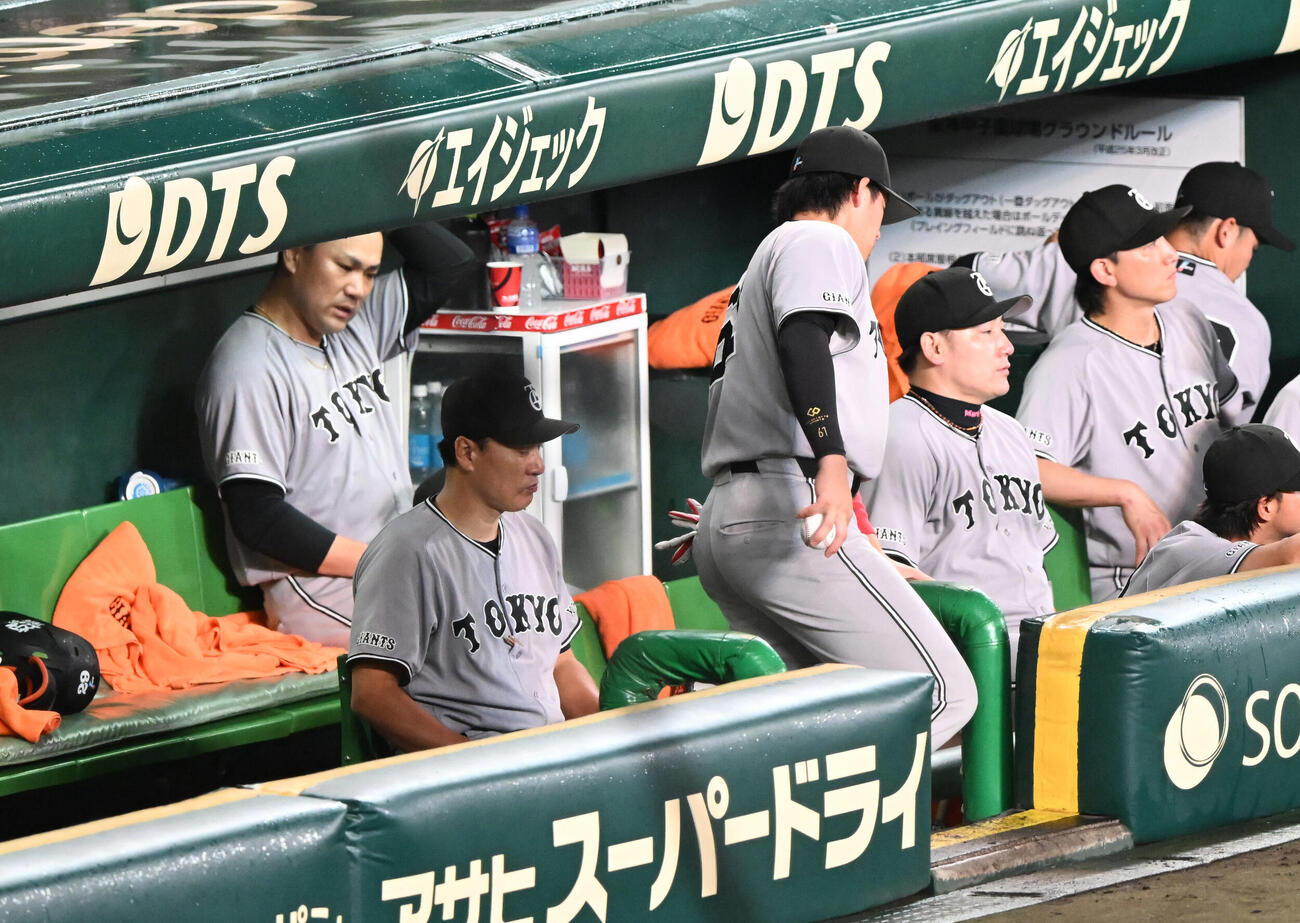 阪神対巨人　5回裏阪神2死一、三塁、大山に中前適時打を浴び降板する田中将大（左）（撮影・和賀正仁）