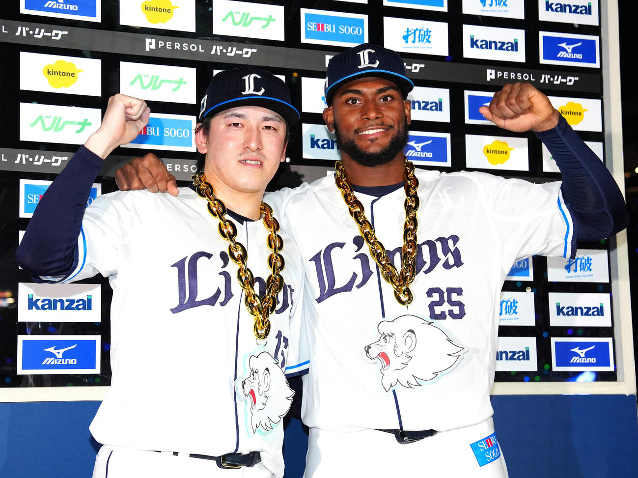 西武対楽天　試合後、お立ち台で写真に納まる西武隅田知一郎（左）とアレクサンダー・カナリオ（撮影・江口和貴）