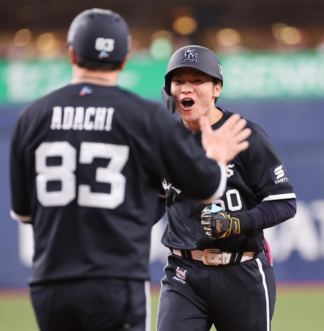 オリックス対ソフトバンク　3回裏オリックス2死一、三塁、山中稜真は適時打を放ち、一塁ベース上で叫ぶ（撮影・西尾就之）