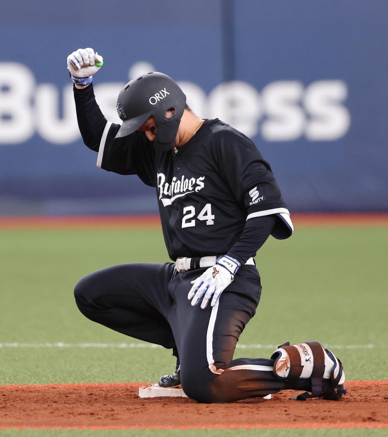 オリックス対ソフトバンク　3回裏オリックス2死二塁、紅林弘太郎は適時二塁打を放ち、ベース上でガッツポーズ（撮影・西尾就之）
