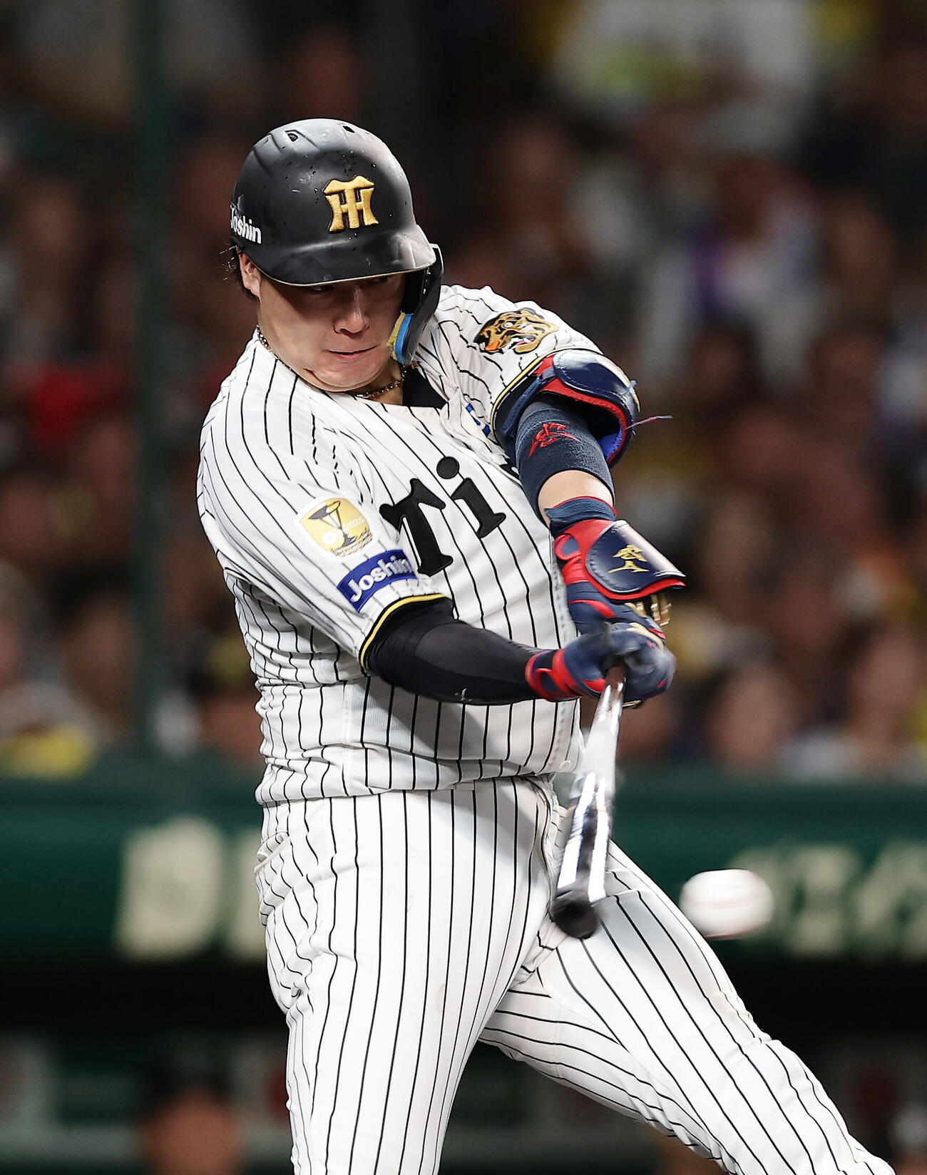 阪神対巨人　5回裏阪神2死一、三塁、中前適時打を放つ大山悠輔（撮影・前田充）