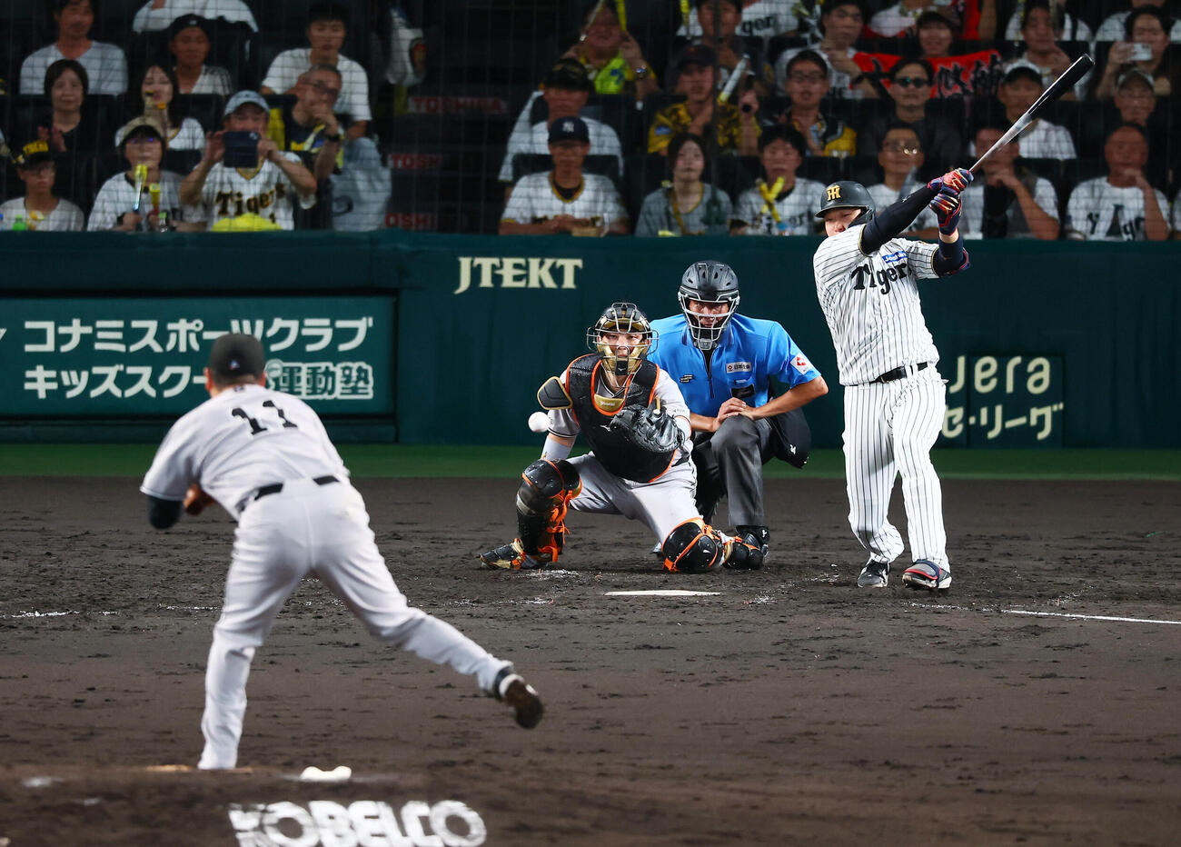 阪神対巨人　5回裏2死一、三塁、大山悠輔は中前適時打を放つ。投手田中将大（撮影・加藤哉）