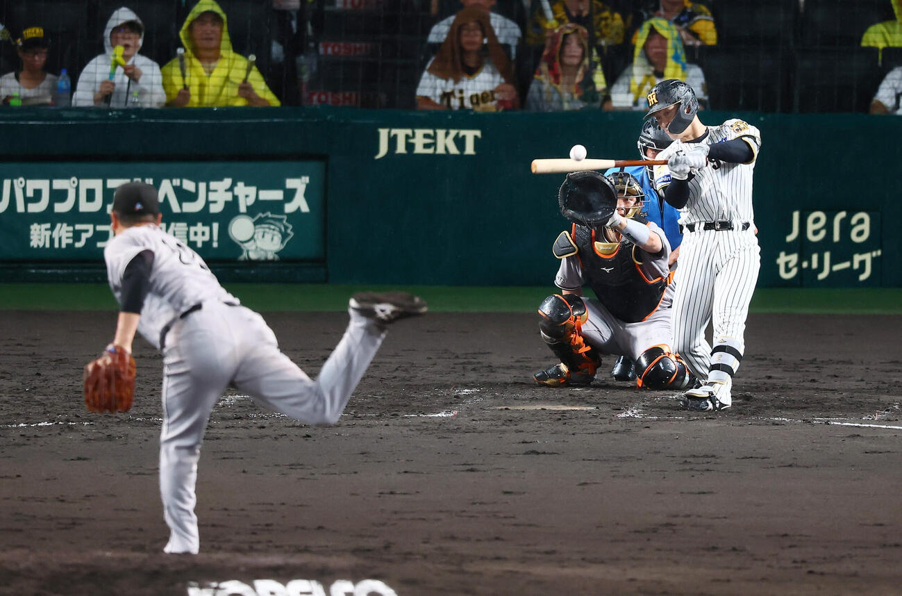 阪神対巨人　4回裏阪神2死一、二塁、坂本誠志郎は左前適時打を放つ。投手田中将大（撮影・加藤哉）