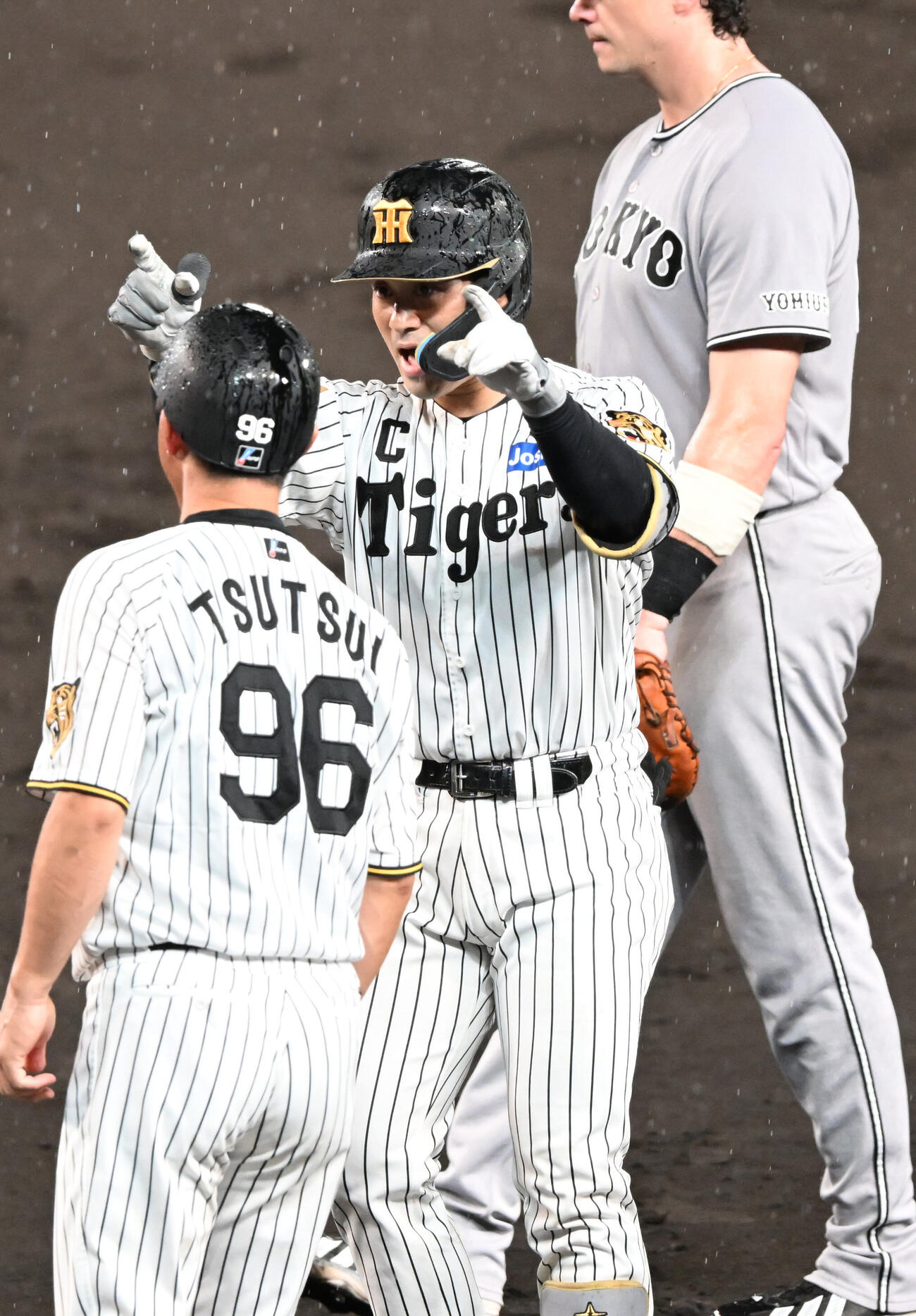 阪神対巨人　4回裏阪神2死一、二塁、左前適時打を放った坂本誠志郎はベンチに向けポーズ（撮影・和賀正仁）