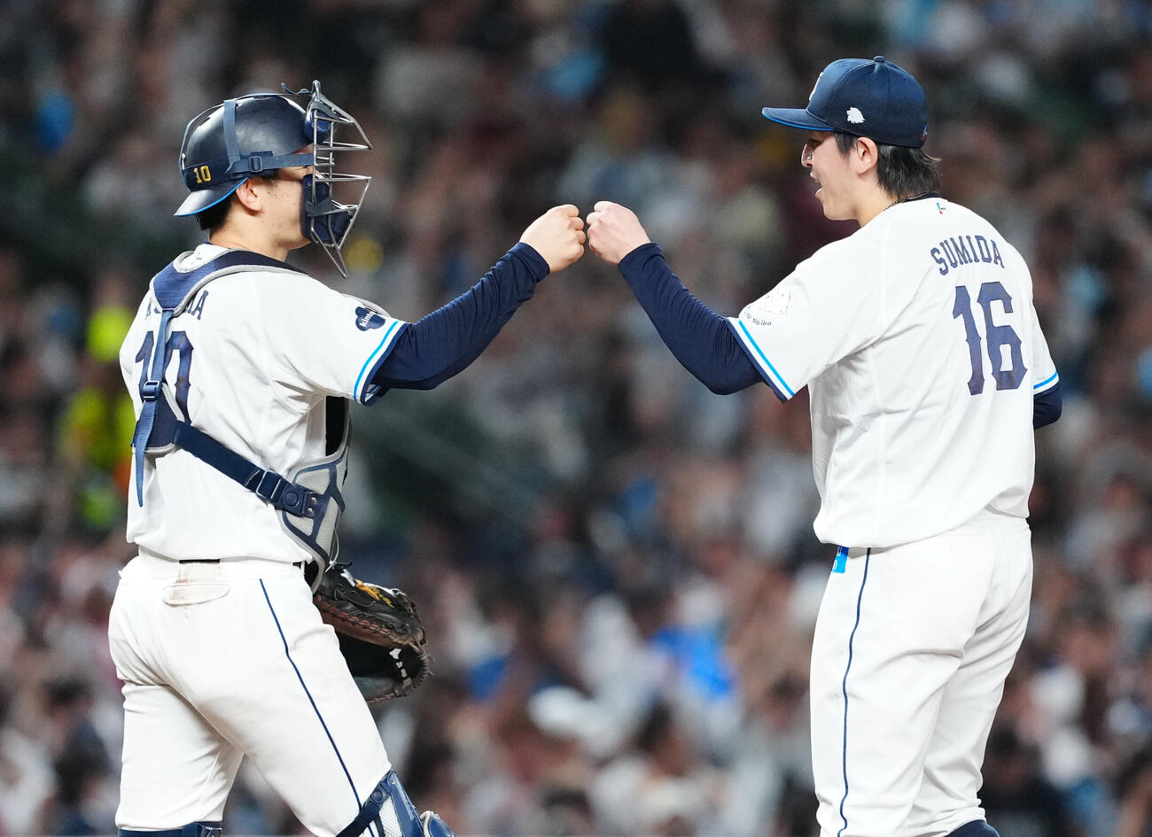 西武対楽天　完封勝利を挙げ、捕手小島大河（左）とタッチを交わす西武隅田知一郎（撮影・江口和貴）