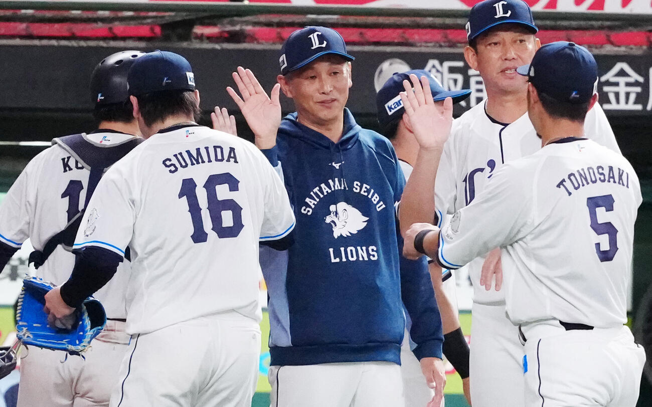 西武対楽天　完封勝利を挙げた西武隅田知一郎（中央左）とタッチを交わす西口文也監督（撮影・江口和貴）
