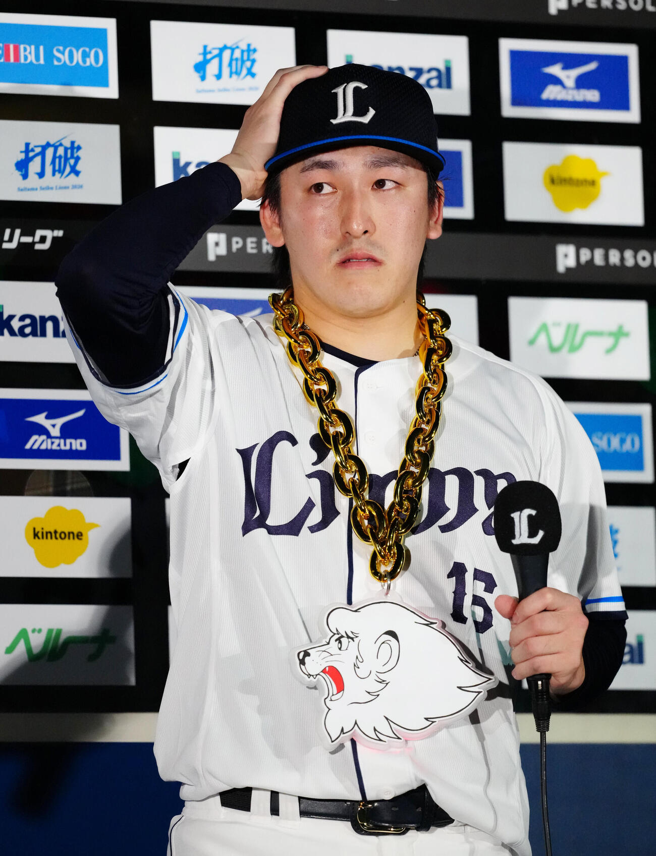 西武対楽天　試合後、お立ち台でインタビューを受ける西武隅田知一郎（撮影・江口和貴）