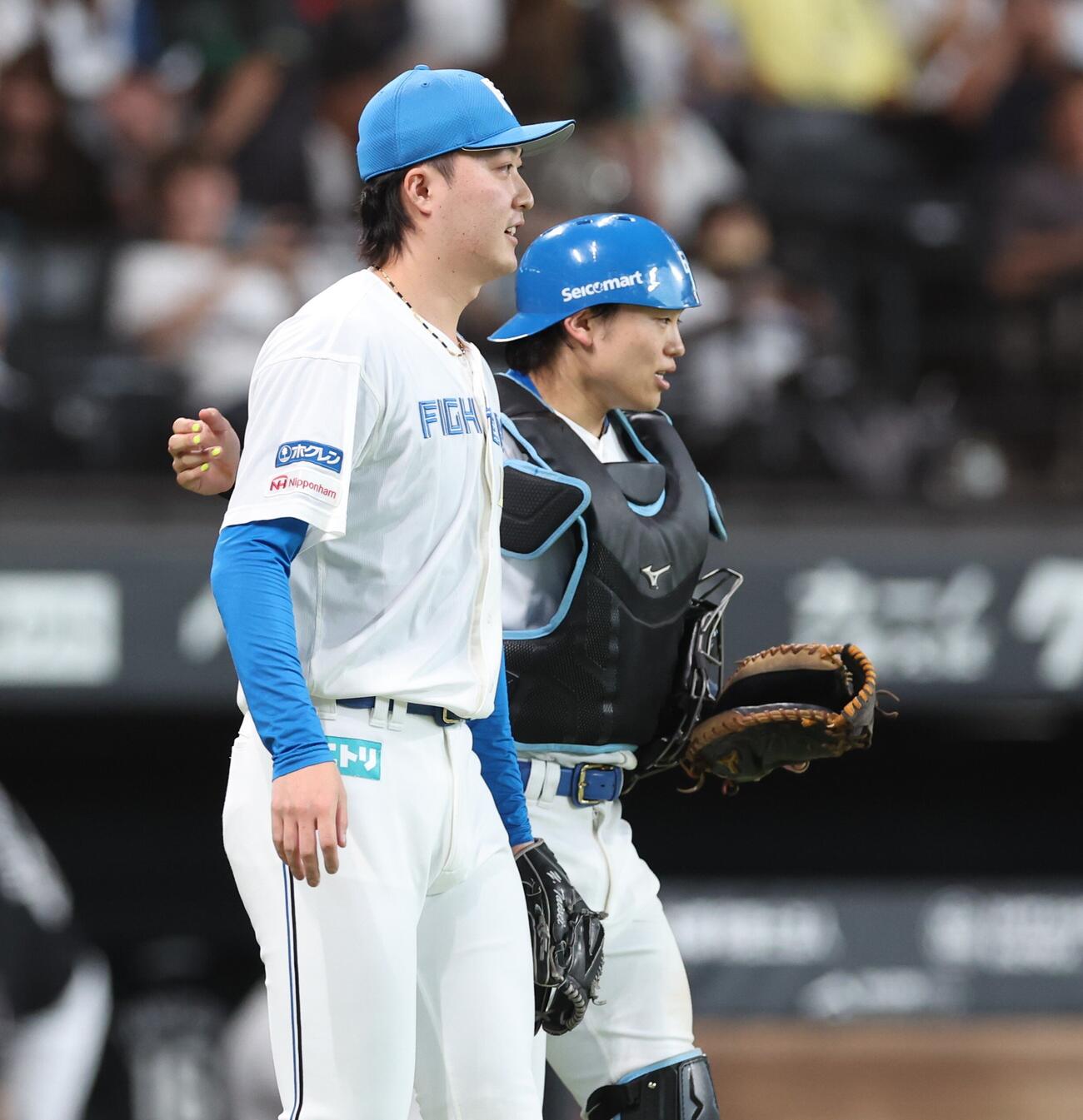 日本ハム対ロッテ　最後を締めた柳川大晟（左）を祝福する捕手田宮裕涼（撮影・黒川智章）