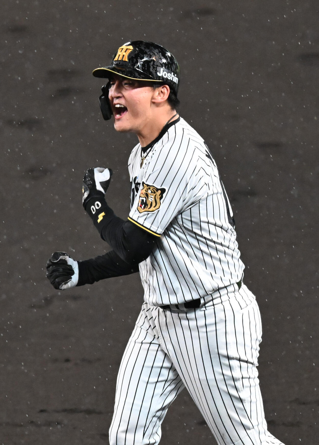 阪神対巨人　4回裏阪神2死一、三塁、元山飛優は二塁へ適時内野安打を放ちガッツポーズ（撮影・和賀正仁）
