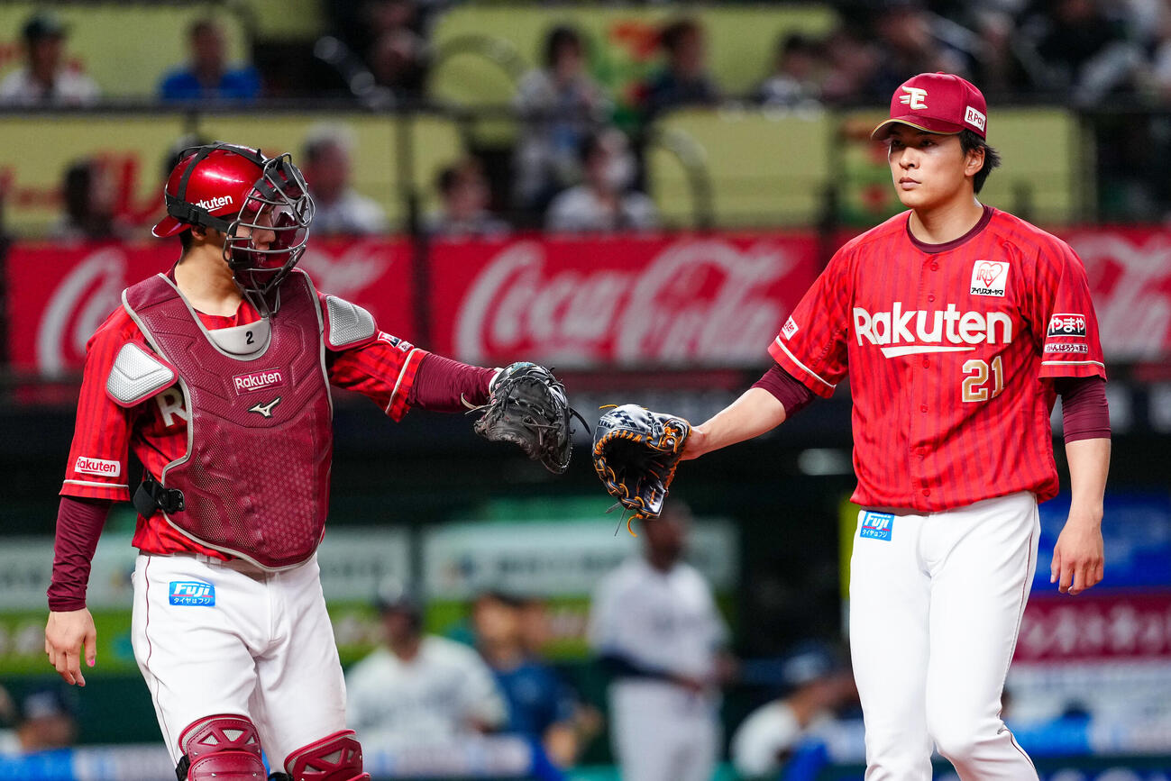 西武対楽天　7回裏終了後、楽天捕手太田光（左）とタッチを交わす先発の早川隆久（撮影・江口和貴）