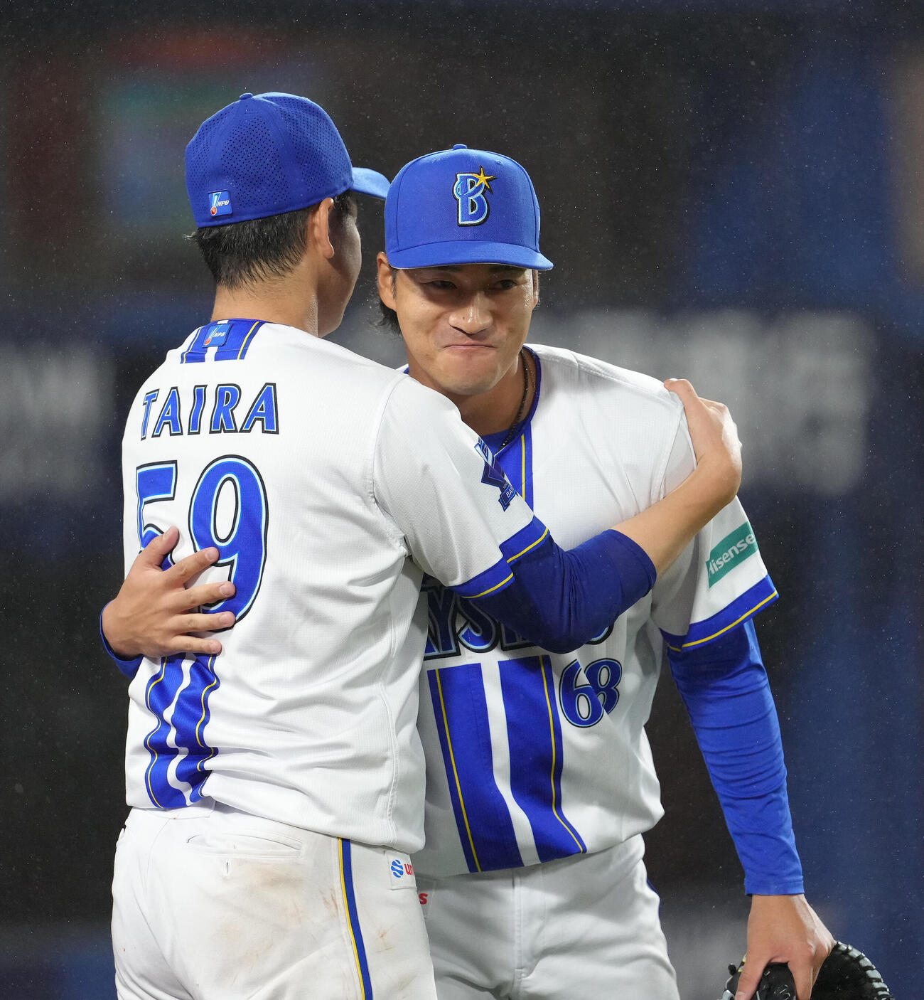 DeNA対中日　6回表中日1死、1死二塁、花田旭を遊併殺打に仕留めた岩田将貴（右）は先発の平良拳太郎と抱き合う（撮影・足立雅史）