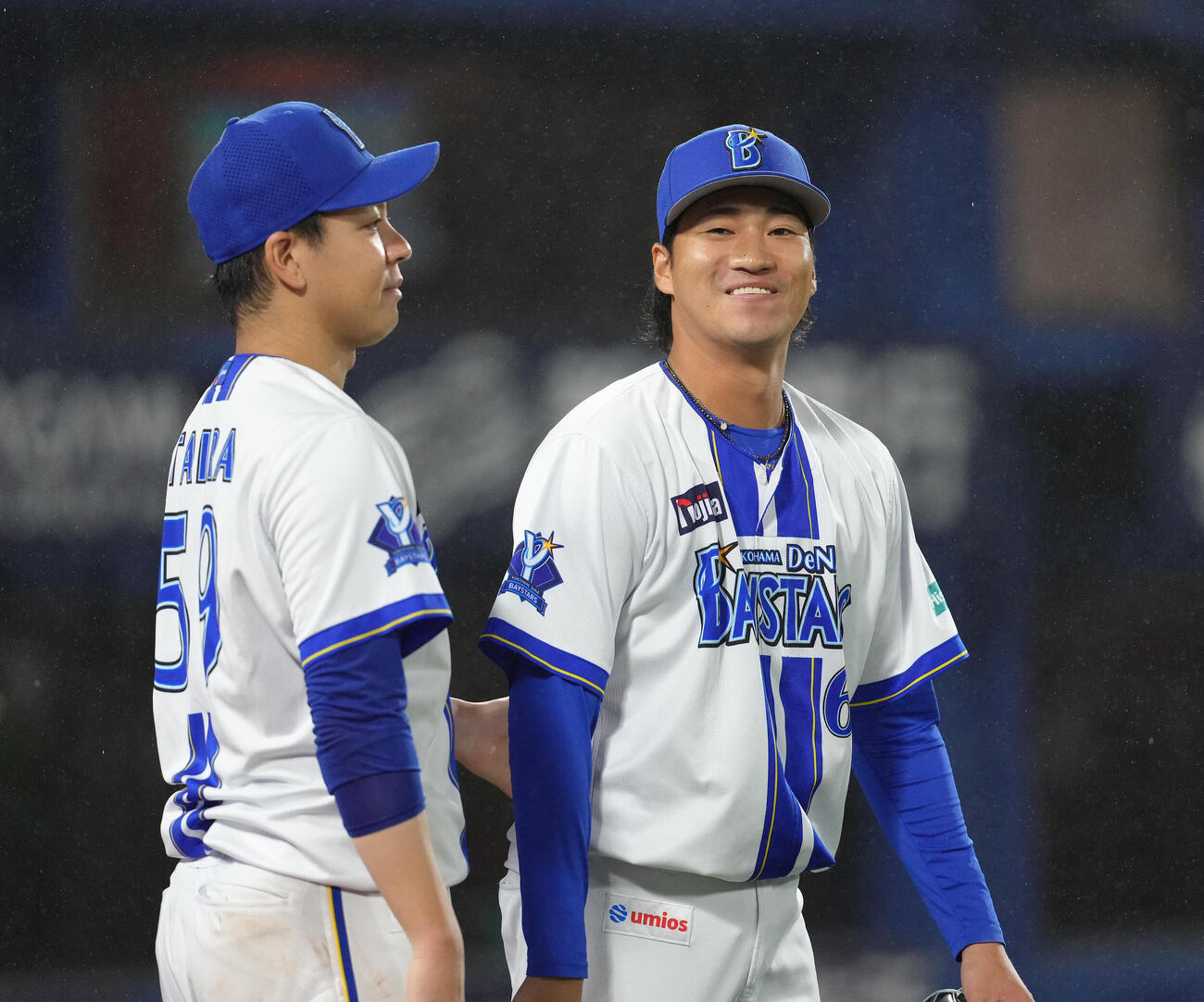DeNA対中日　6回表中日1死、1死二塁、花田旭を遊併殺打に仕留めた岩田将貴（右）は先発の平良拳太郎と笑顔を見せる（撮影・足立雅史）