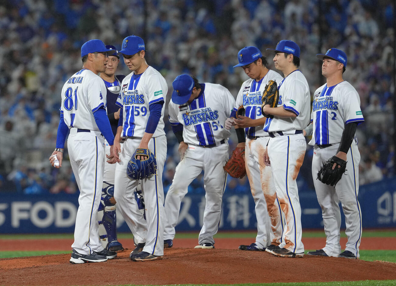 DeNA対中日　6回途中でマウンドを降りるDeNA平良拳太郎（左から2人目）。左端は相川亮二監督（撮影・足立雅史）