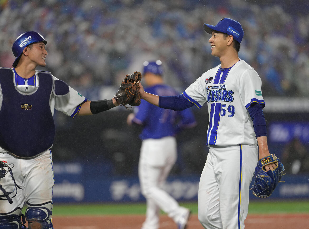 DeNA対中日　4回表中日2死一、二塁、加藤匠馬を3者連続三振に仕留め笑顔でタッチを交わす平良拳太郎（右）と松尾汐恩（撮影・足立雅史）