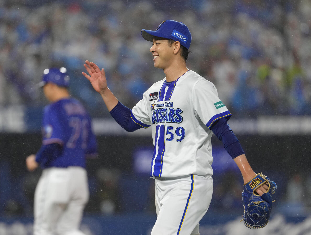 DeNA対中日　4回表中日2死一、二塁、加藤匠馬を3者連続三振に仕留め笑顔を見せる平良拳太郎（撮影・足立雅史）