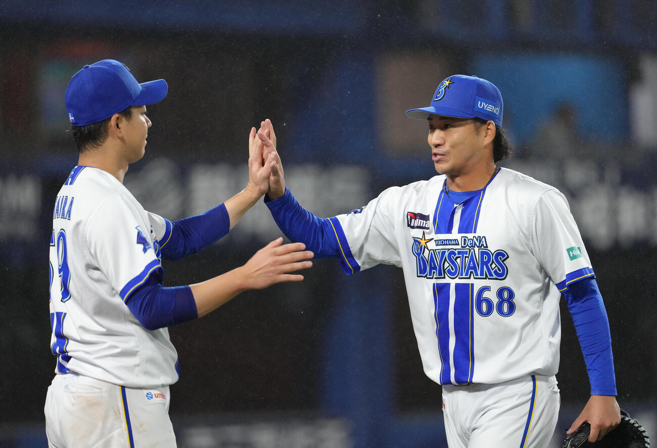 DeNA対中日　6回表中日1死、1死二塁、花田旭を遊併殺打に仕留めた岩田将貴（右）は先発の平良拳太郎とタッチを交わす（撮影・足立雅史）