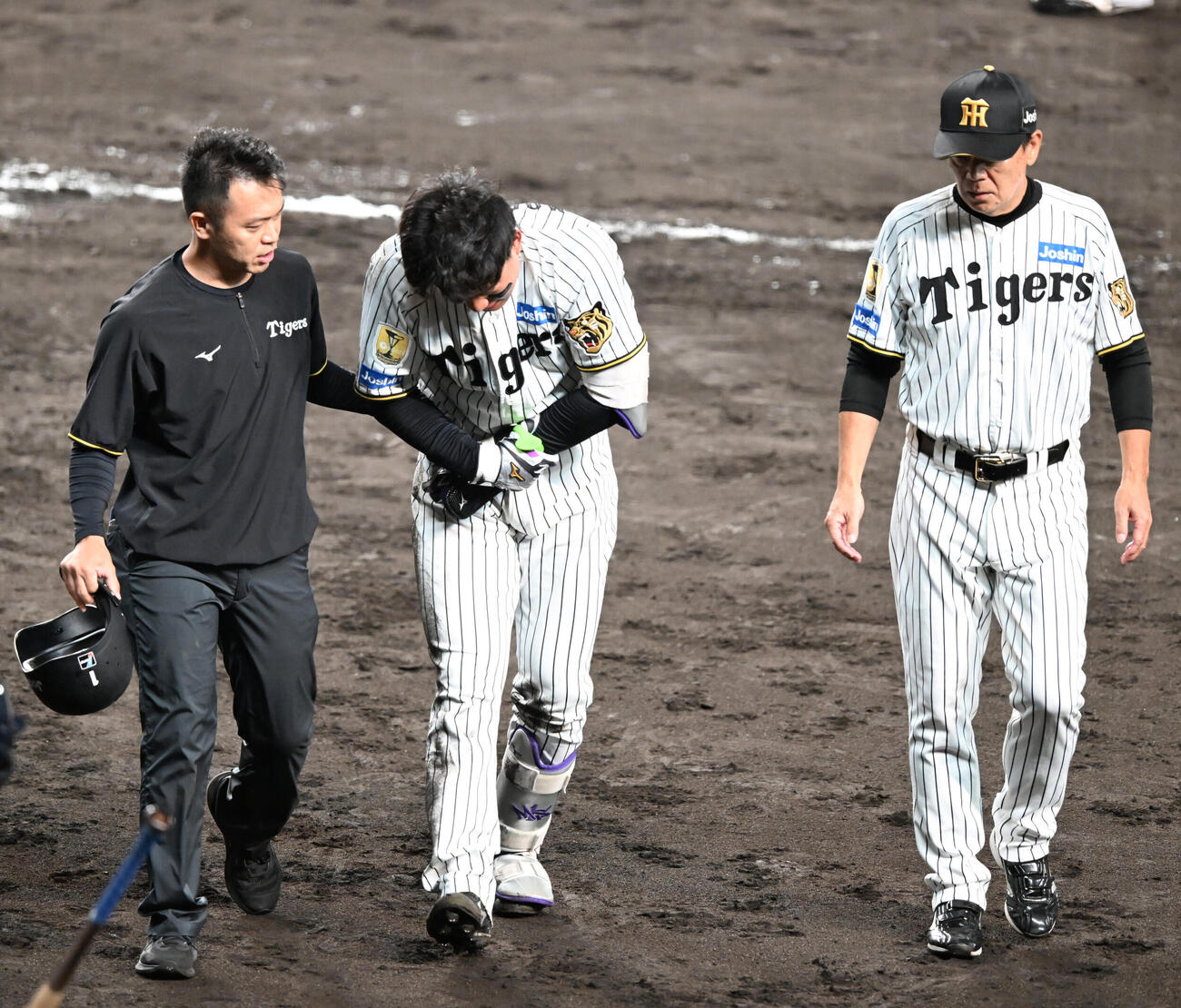阪神対巨人　7回裏阪神1死、死球を受けた箇所を抑えながらベンチに戻る森下翔太（撮影・和賀正仁）