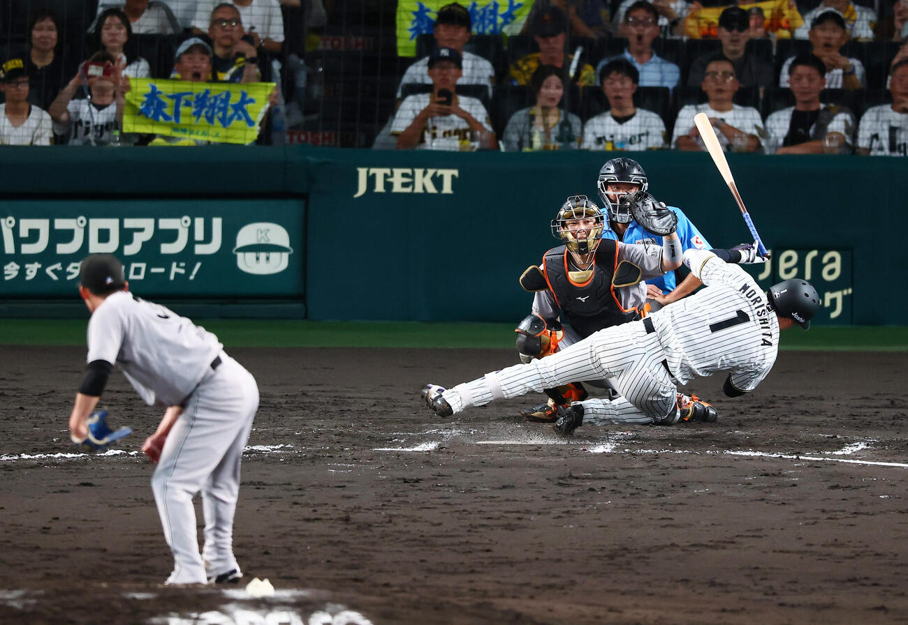 阪神対巨人　7回裏阪神1死、死球を受ける森下翔太。投手赤星優志（撮影・加藤哉）