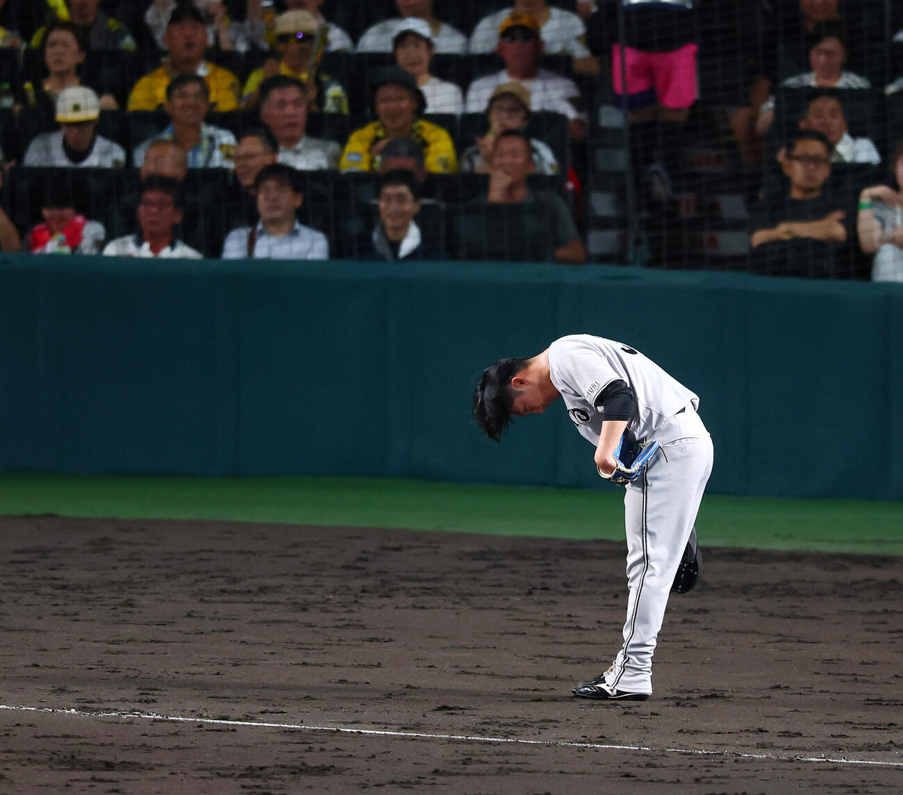 阪神対巨人　7回裏阪神1死一、二塁、打者高寺望夢を迎え降板した赤星優志は一塁側に向かって頭を下げる（撮影・加藤哉）