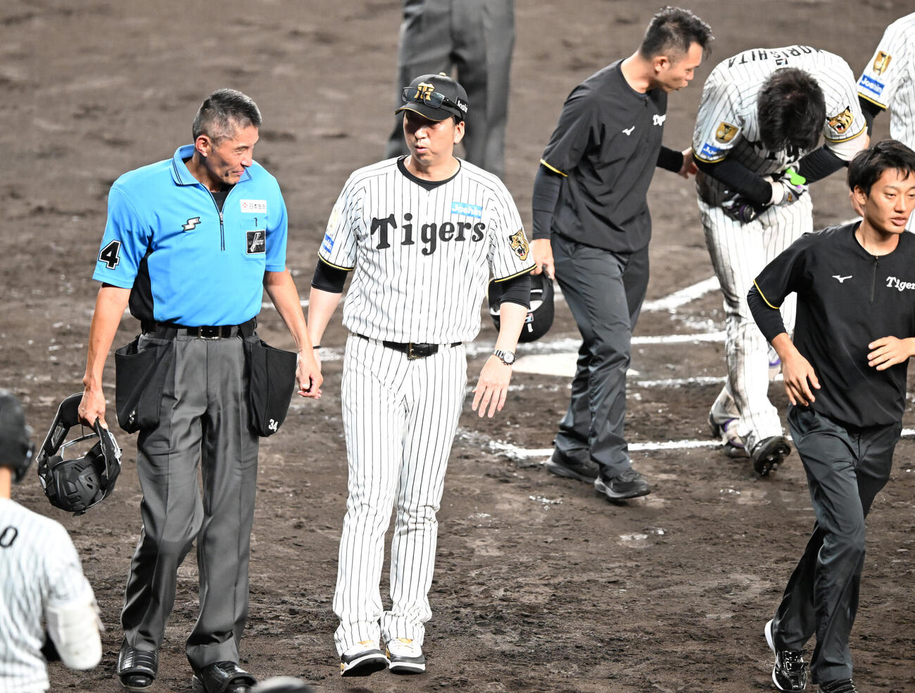 阪神対巨人　7回裏阪神1死、森下翔太（右）が死球を受け、土山球審と話す藤川球児監督（撮影・和賀正仁）
