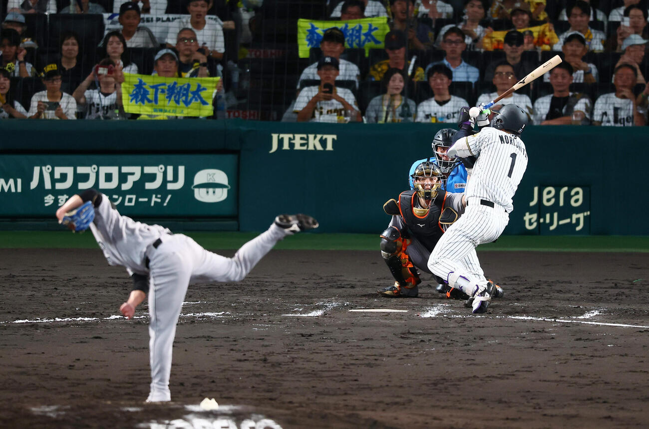 阪神対巨人　7回裏阪神1死、死球を受ける森下翔太。投手赤星優志（撮影・加藤哉）