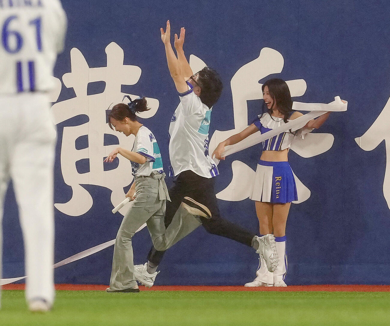 DeNA対中日　イニング間のリレー対決でゴールする相川七瀬（左）（撮影・足立雅史）