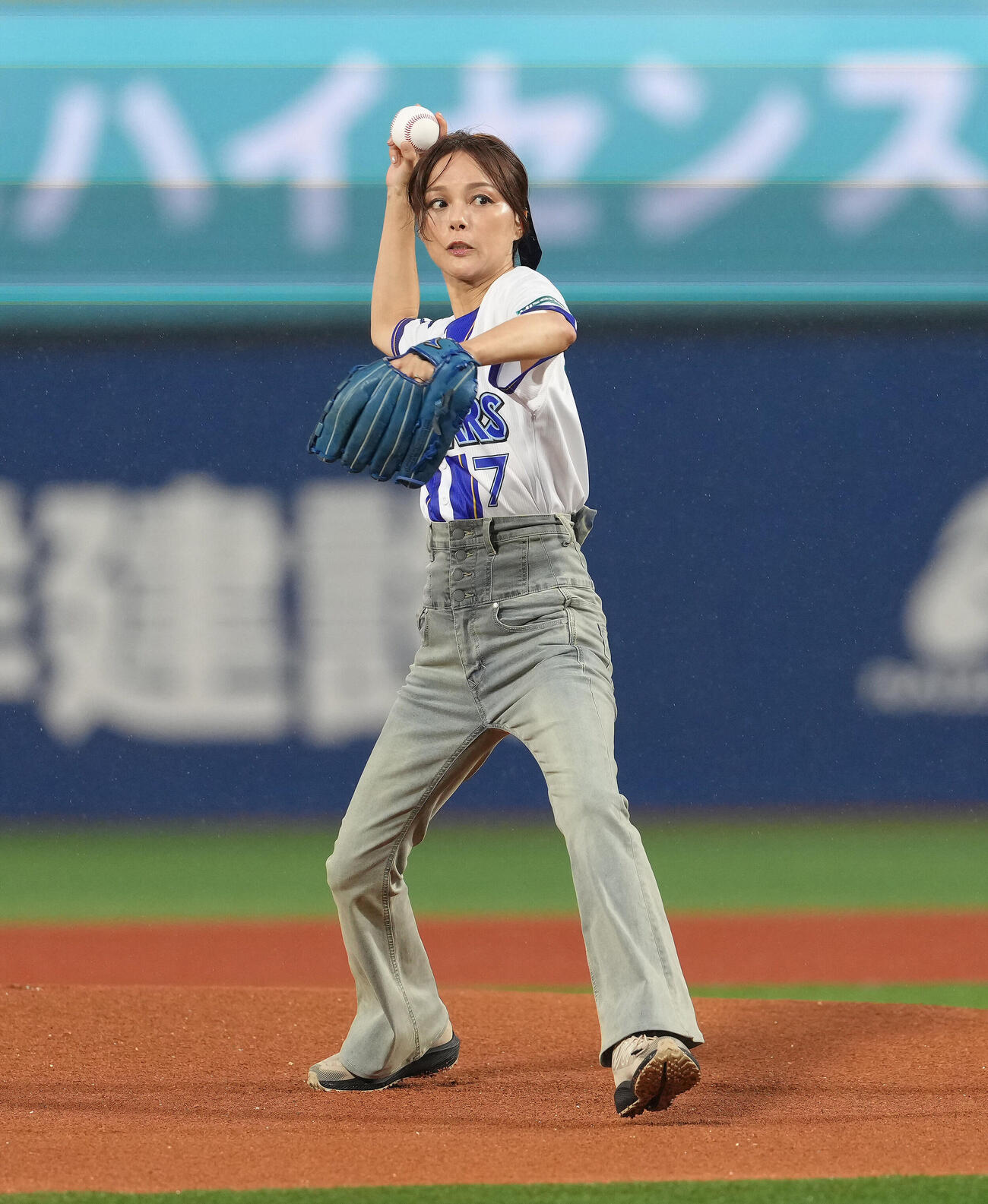 DeNA対中日戦で始球式を務めた相川七瀬（撮影・足立雅史）