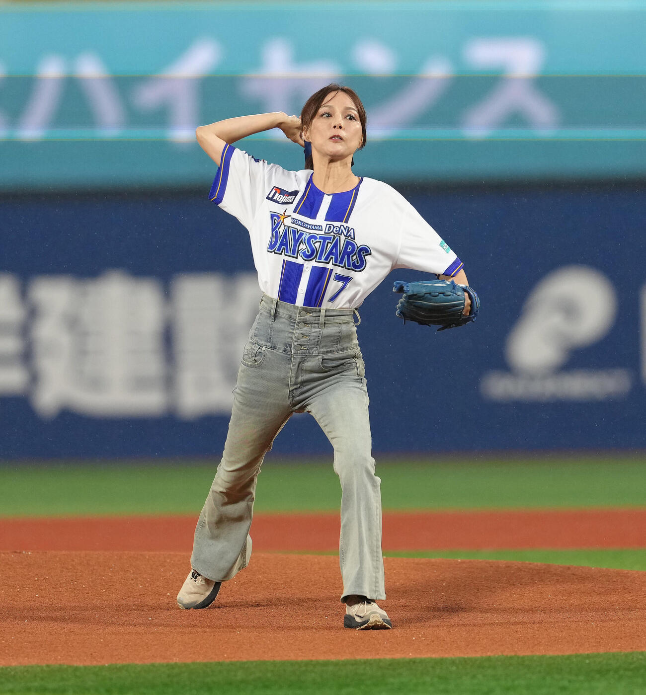 DeNA対中日戦で始球式を務めた相川七瀬（撮影・足立雅史）